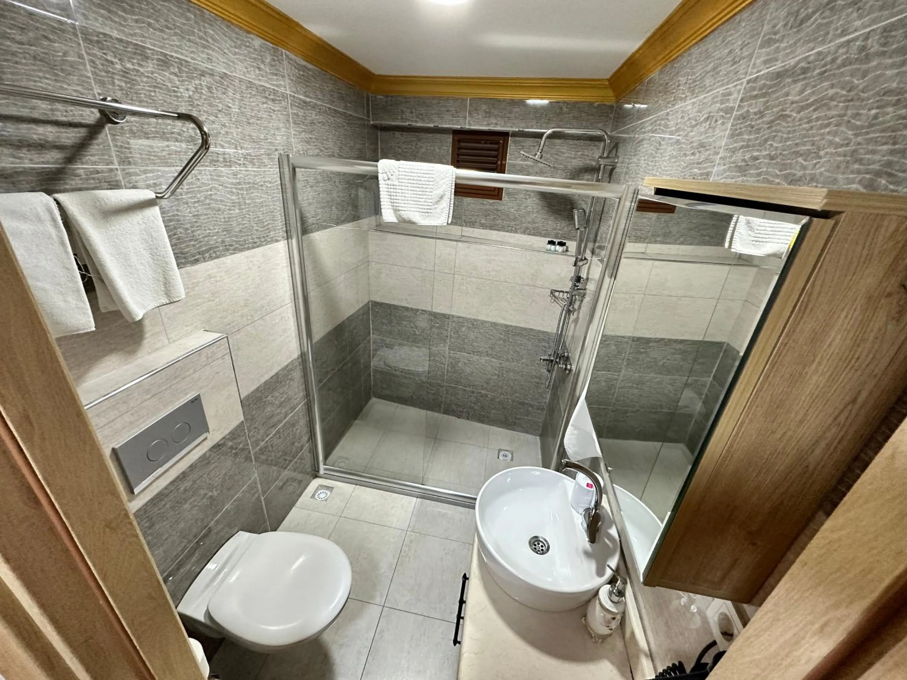 Shower in Golden Sail Hotel Old City