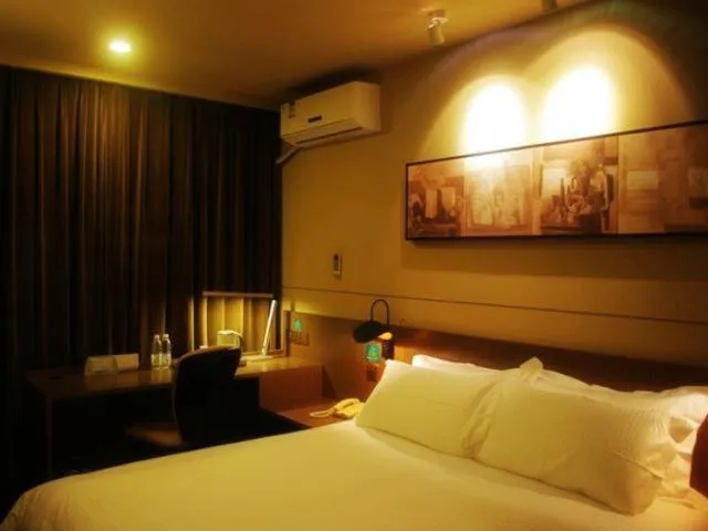 Bed in Jinjiang Inn Select Shanghai Hongqiao Hub Jiangqiao Wanda Plaza