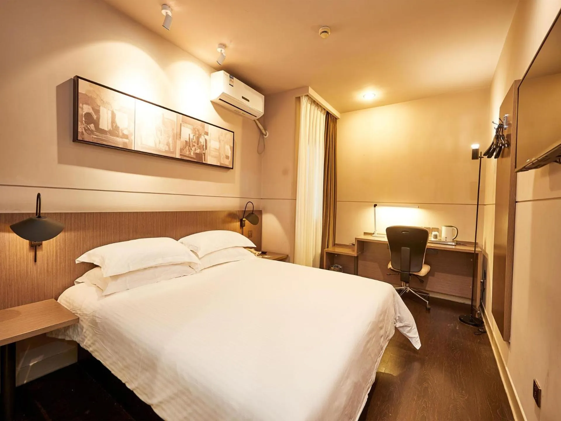Bed in Jinjiang Inn Select Shanghai Hongqiao Hub Jiangqiao Wanda Plaza