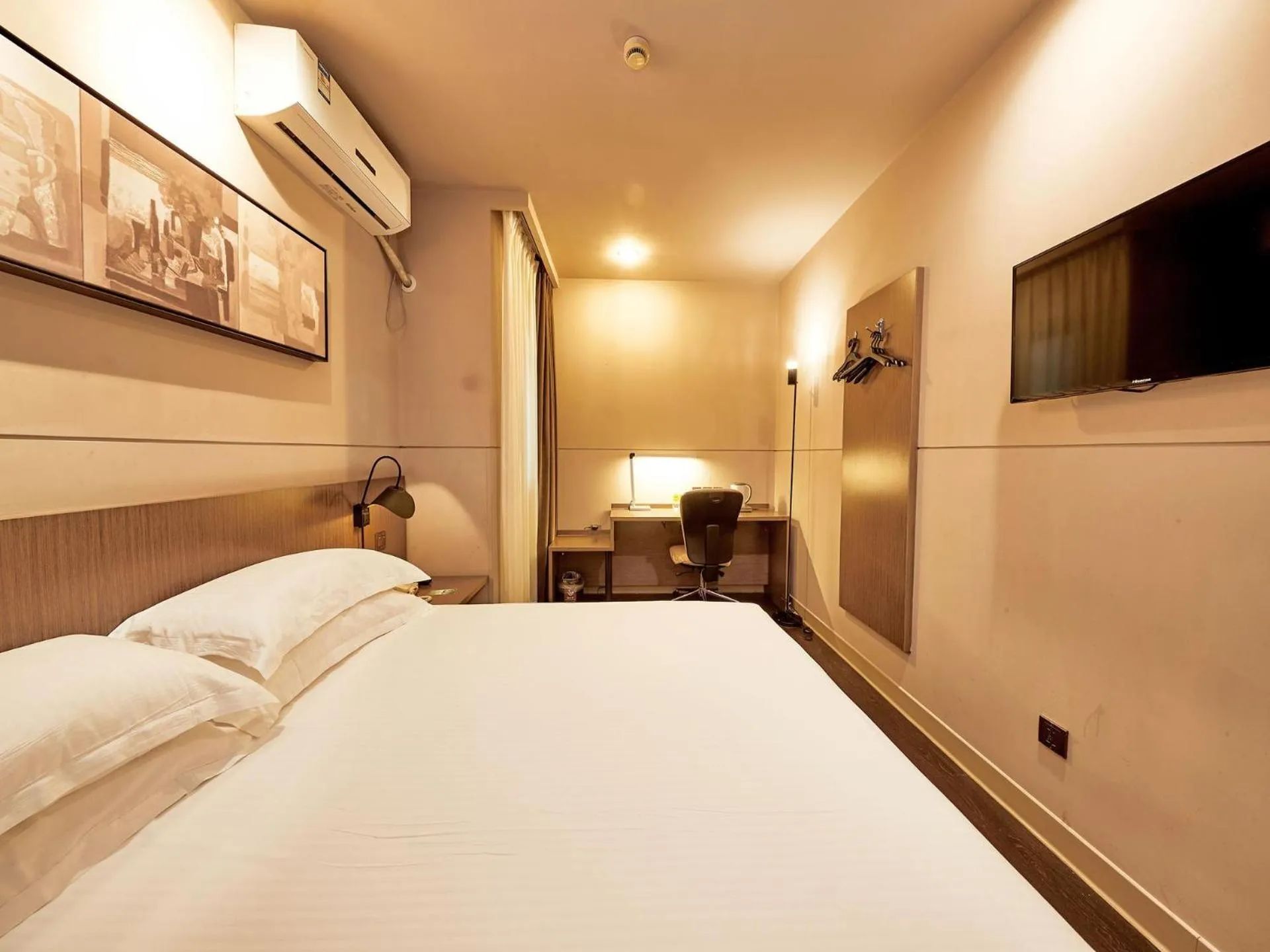 Bed in Jinjiang Inn Select Shanghai Hongqiao Hub Jiangqiao Wanda Plaza