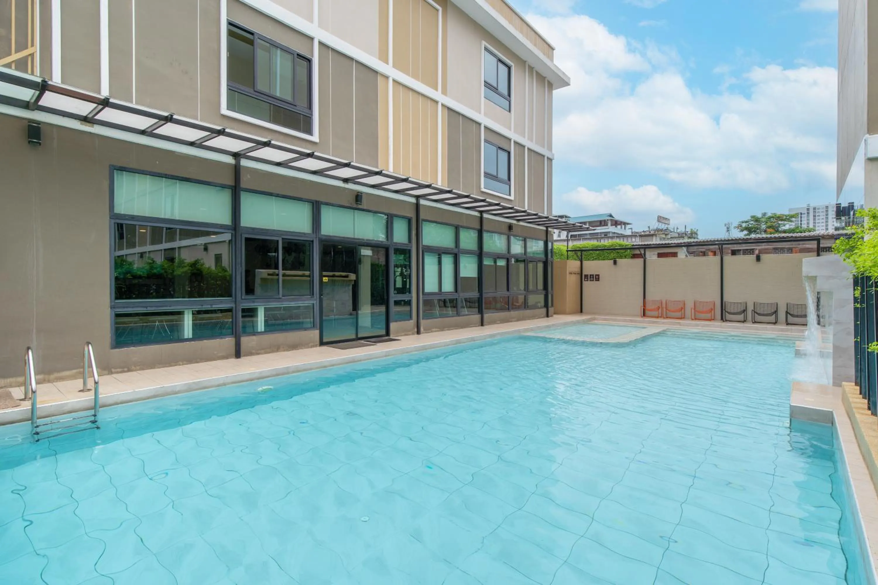 Swimming pool in Amanah Bangkok Hotel