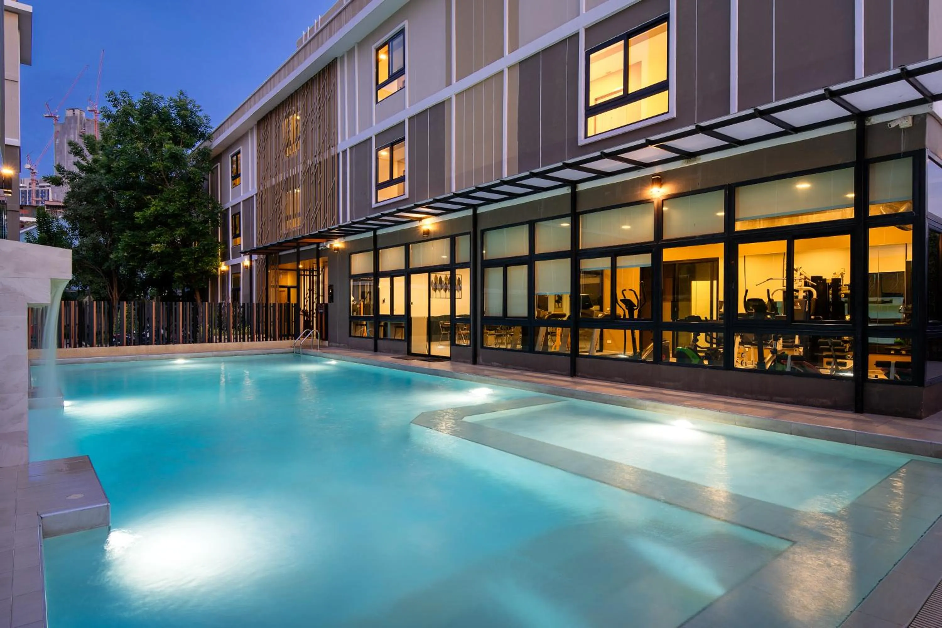 Swimming pool in Amanah Bangkok Hotel