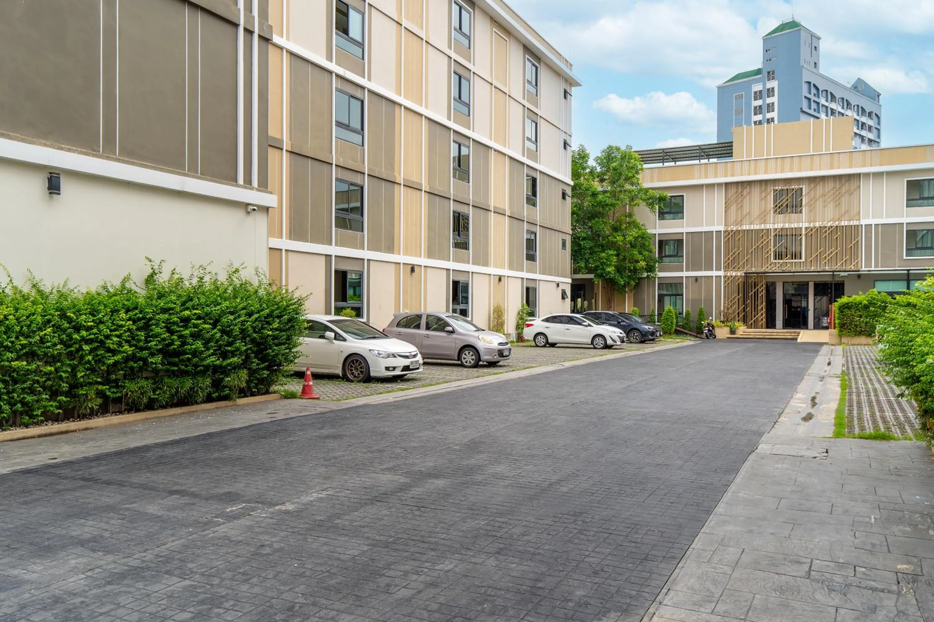 Parking in Amanah Bangkok Hotel