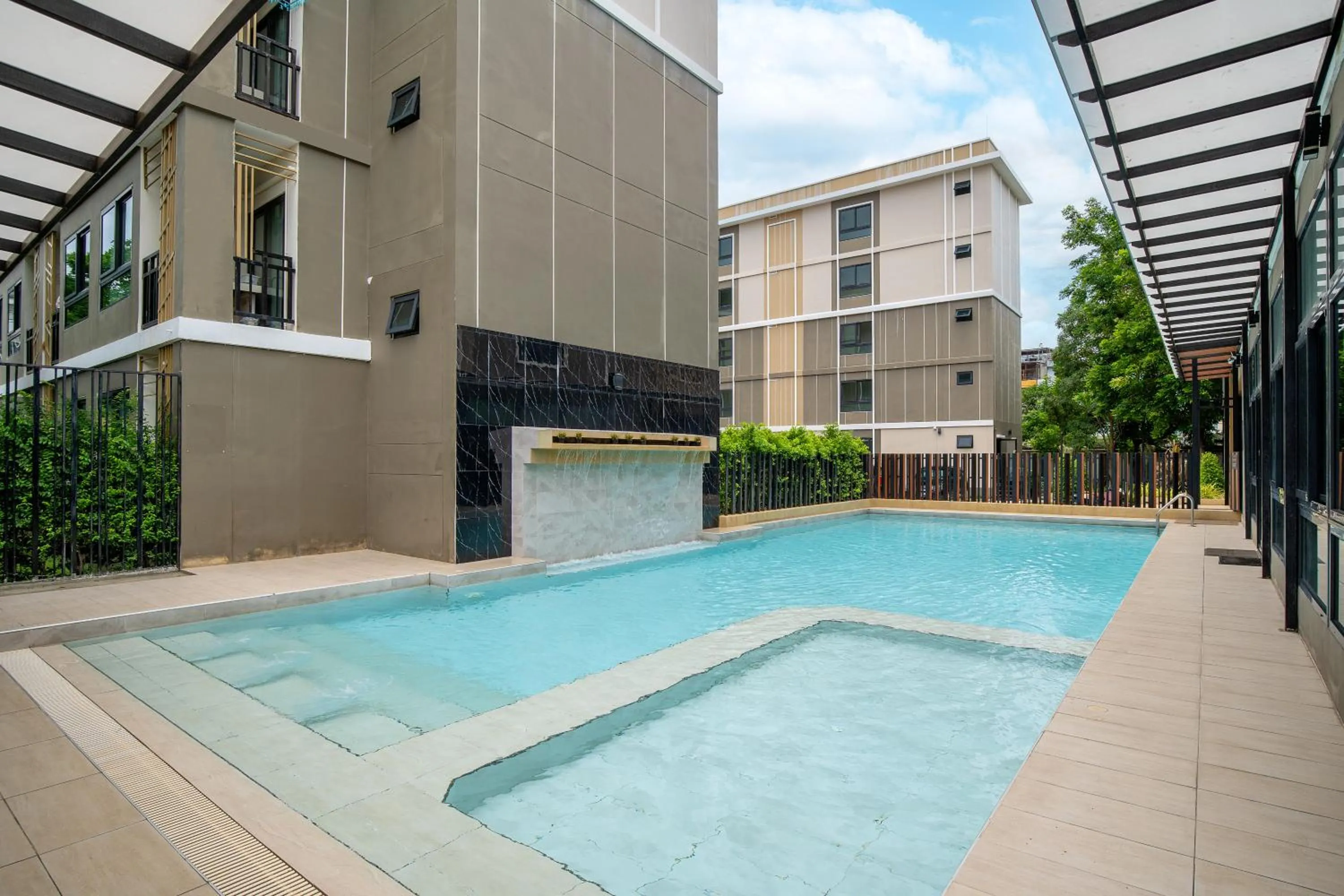 Swimming pool in Amanah Bangkok Hotel