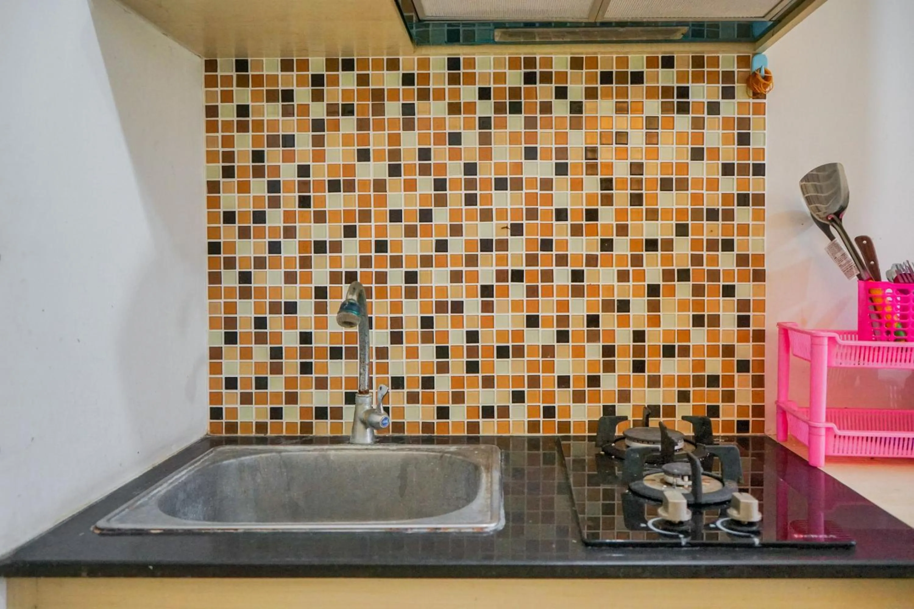 Kitchen or kitchenette in Relax and Comfy @ Studio 19 Avenue Apartment By Travelio