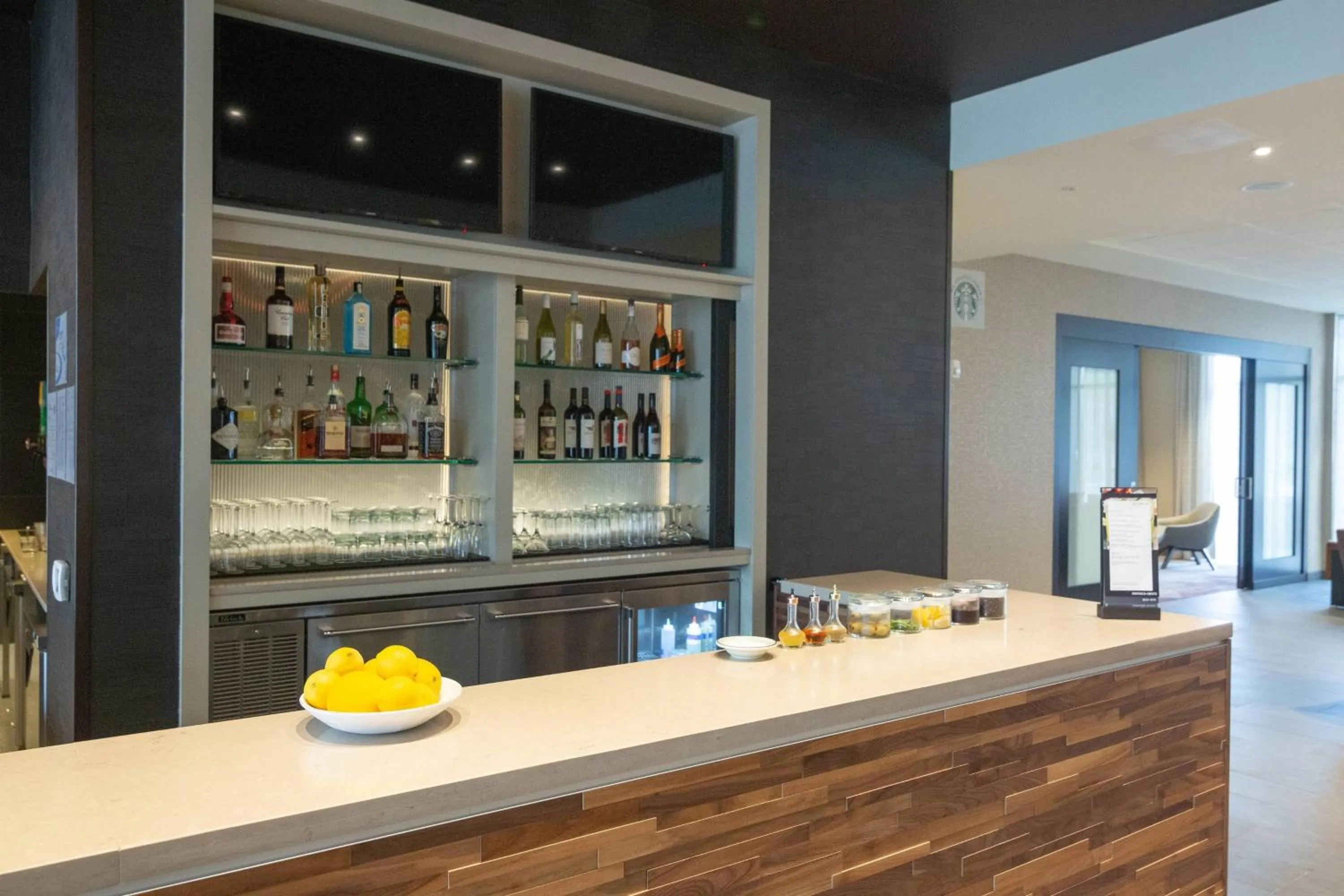 Lounge or bar in Courtyard by Marriott Cartersville