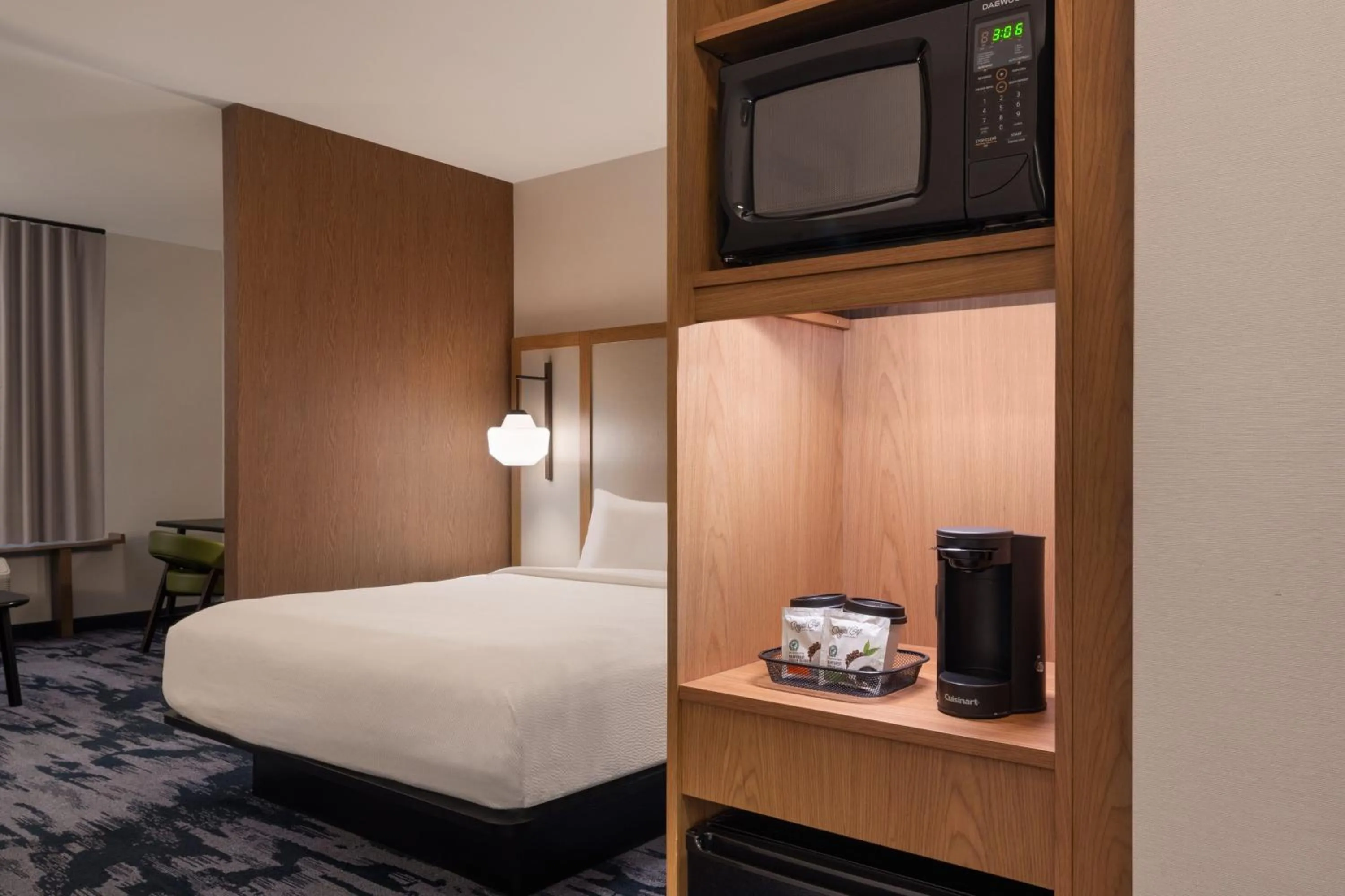 Photo of the whole room, Bed in Fairfield Inn & Suites by Marriott Cleveland Tiedeman Road