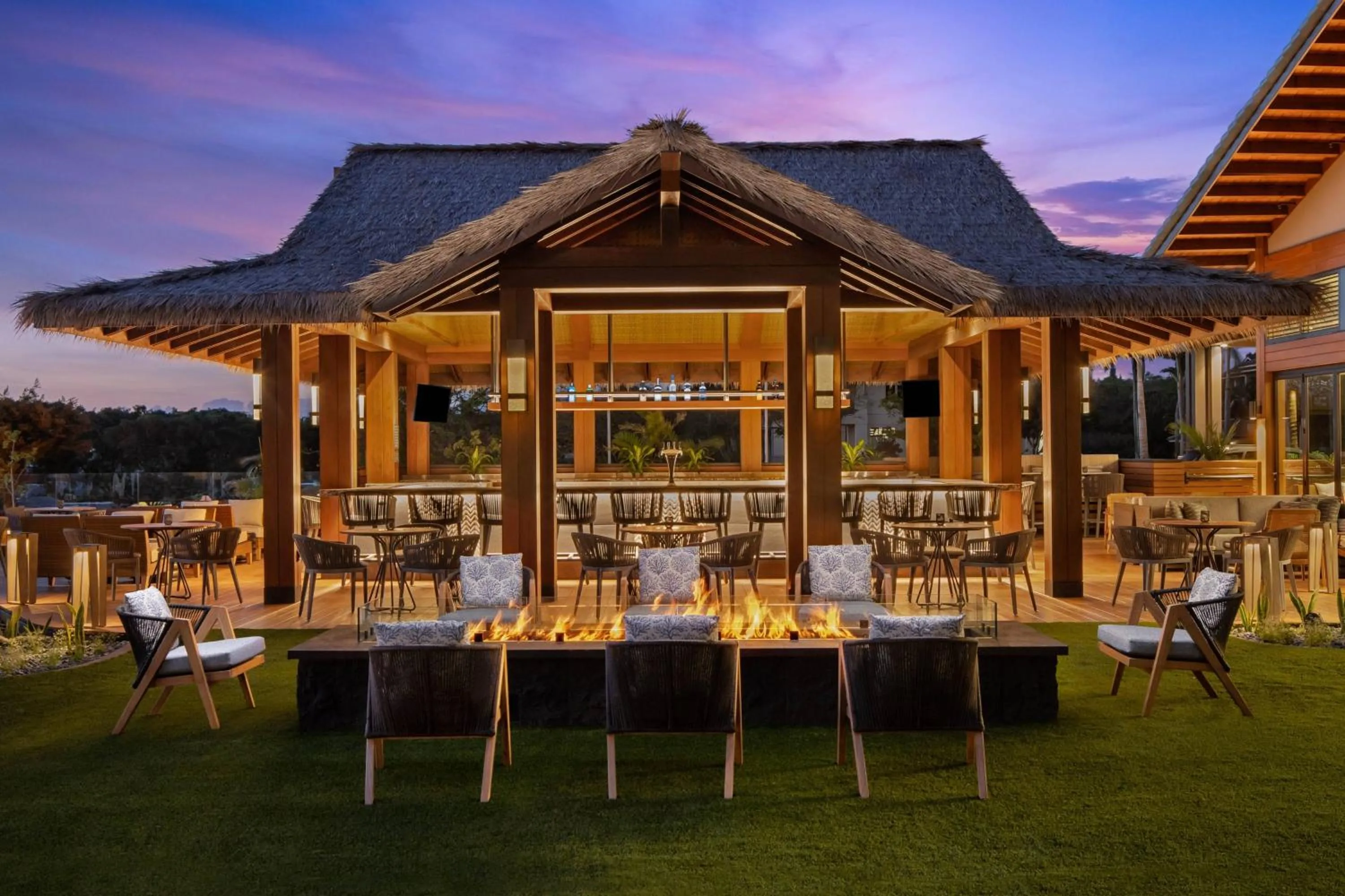 Lounge or bar in AC Hotel by Marriott Maui Wailea