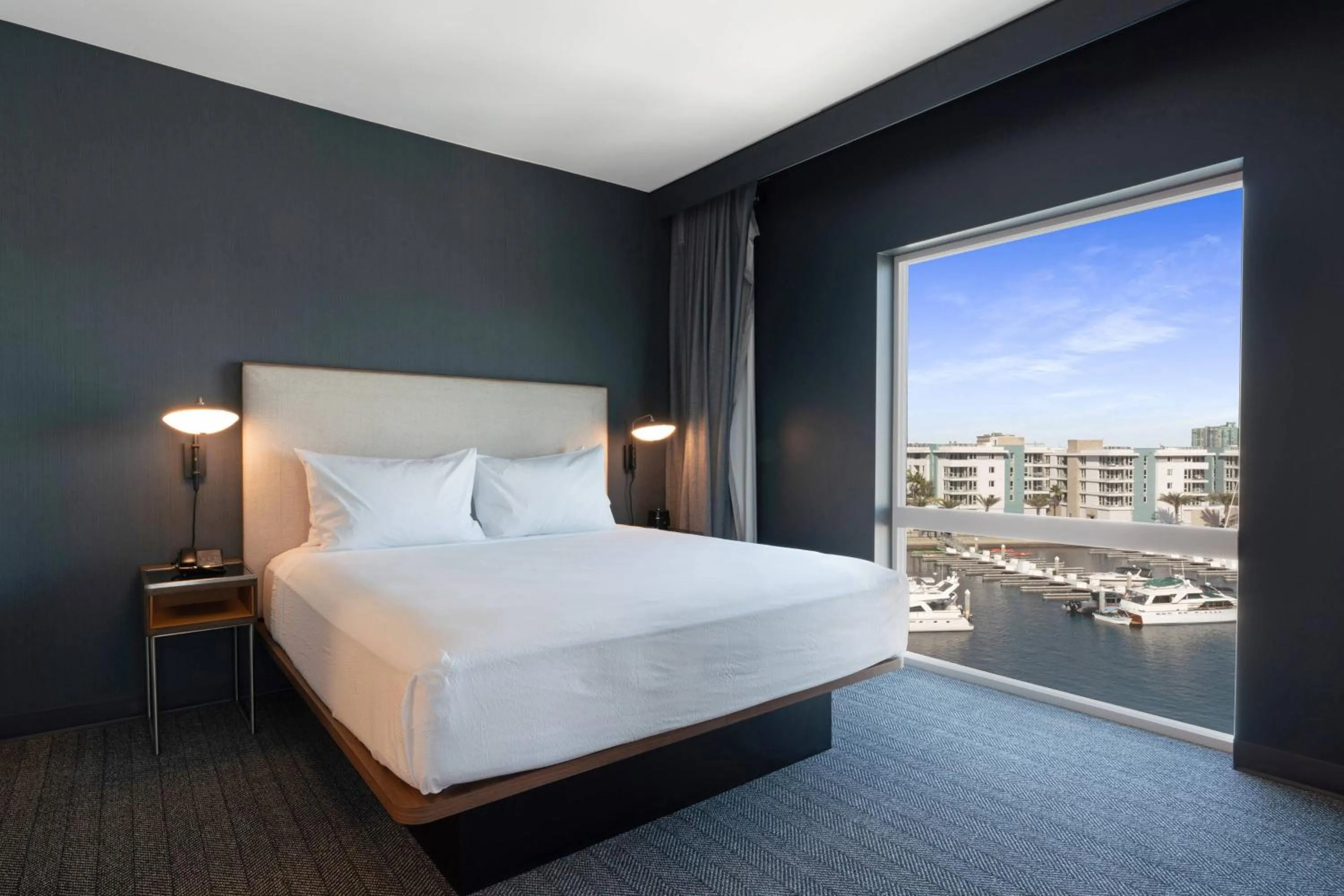 Bedroom, Bed in Courtyard by Marriott Marina del Rey