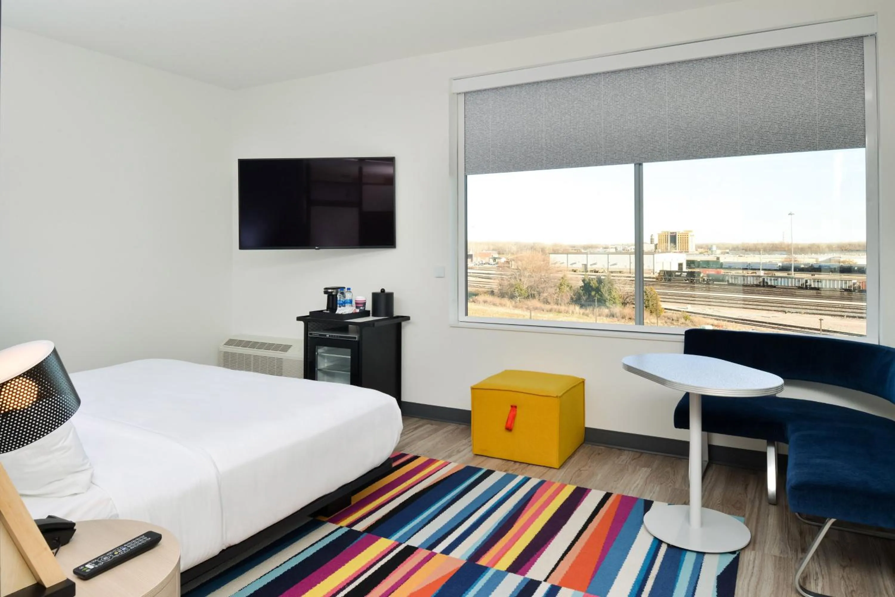 Photo of the whole room, Bed in Aloft North Kansas City