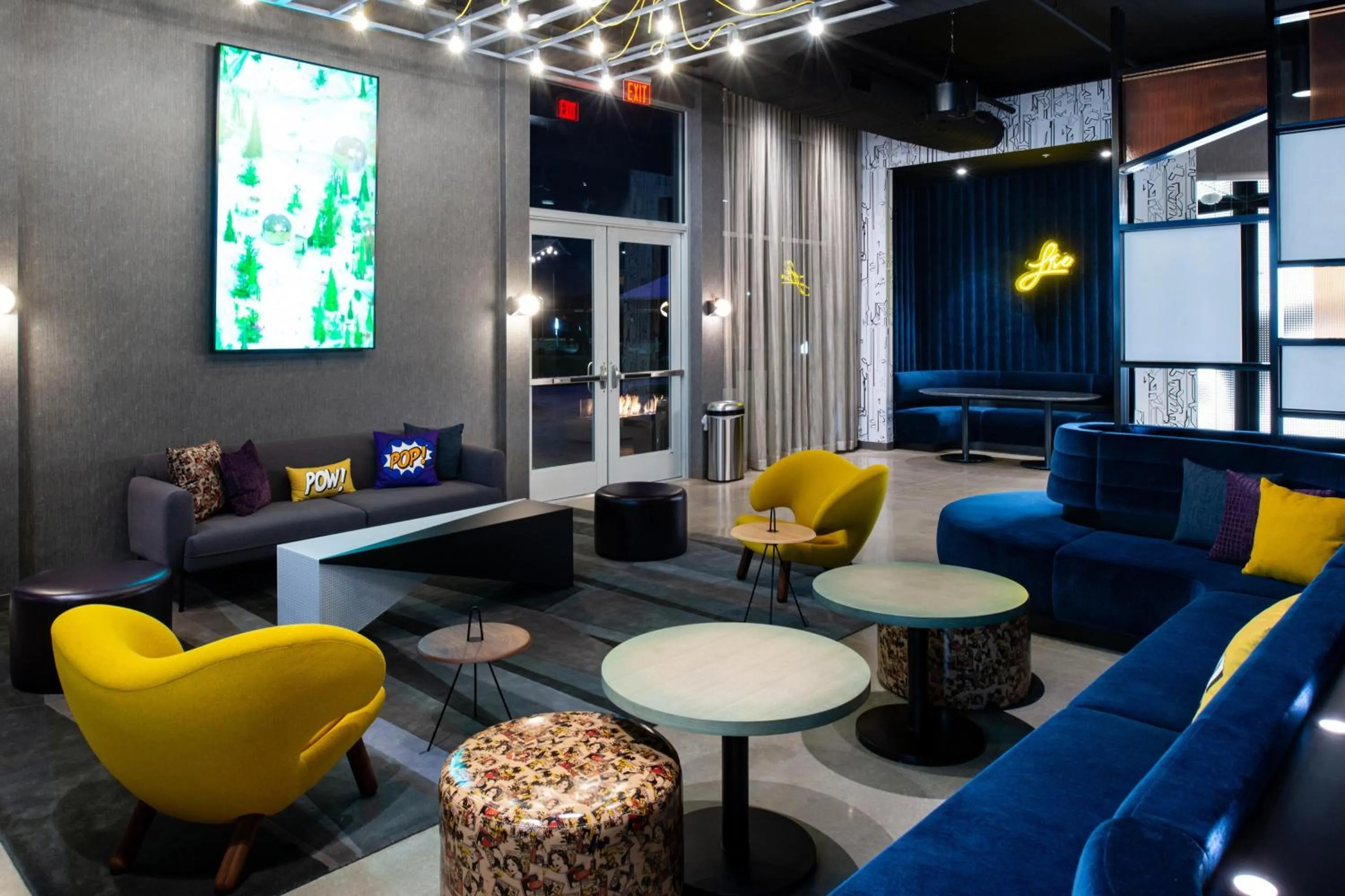 Lounge or bar in Aloft North Kansas City
