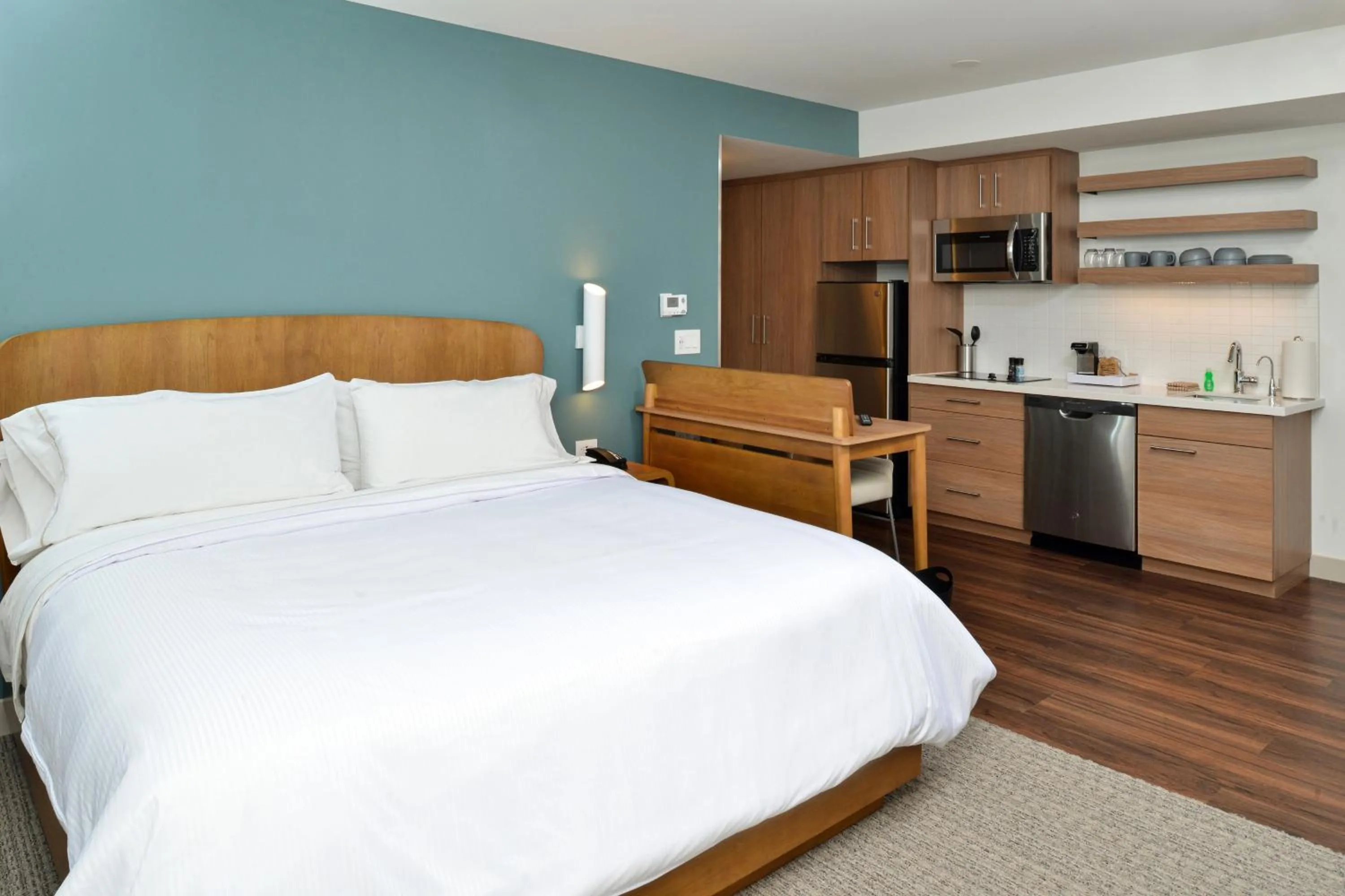 Photo of the whole room, Bed in Element North Kansas City