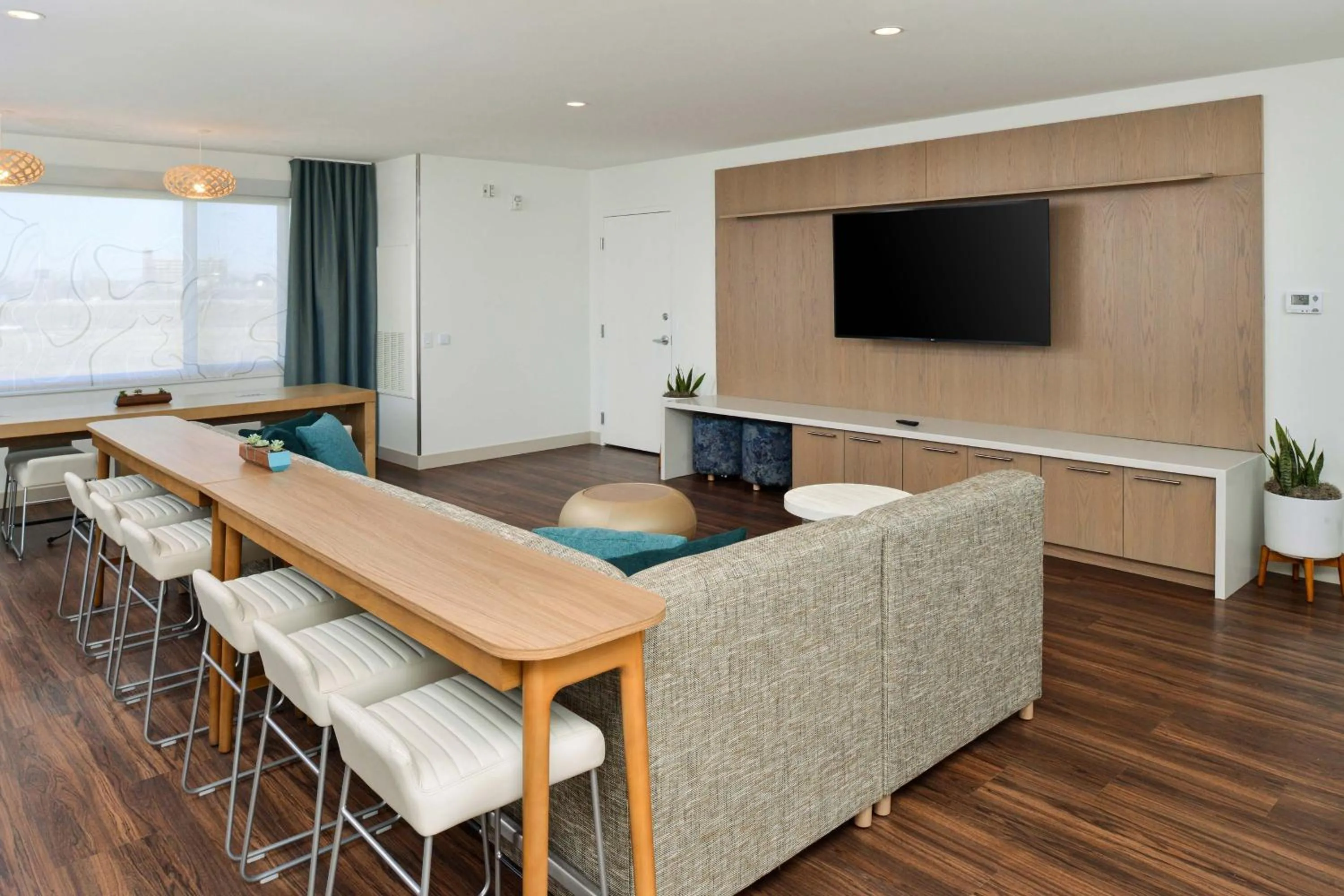 Photo of the whole room in Element North Kansas City