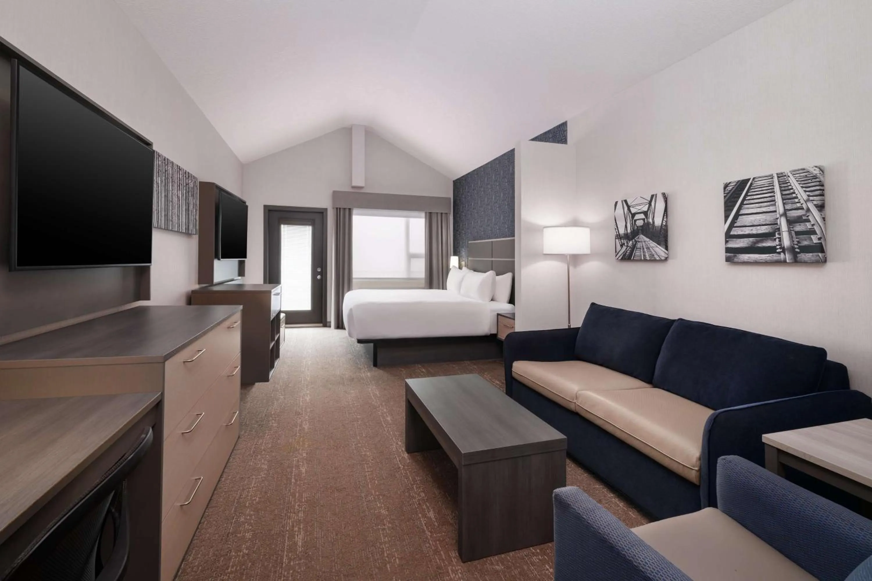 Communal lounge/ TV room, Bed in Best Western Plus Prince George