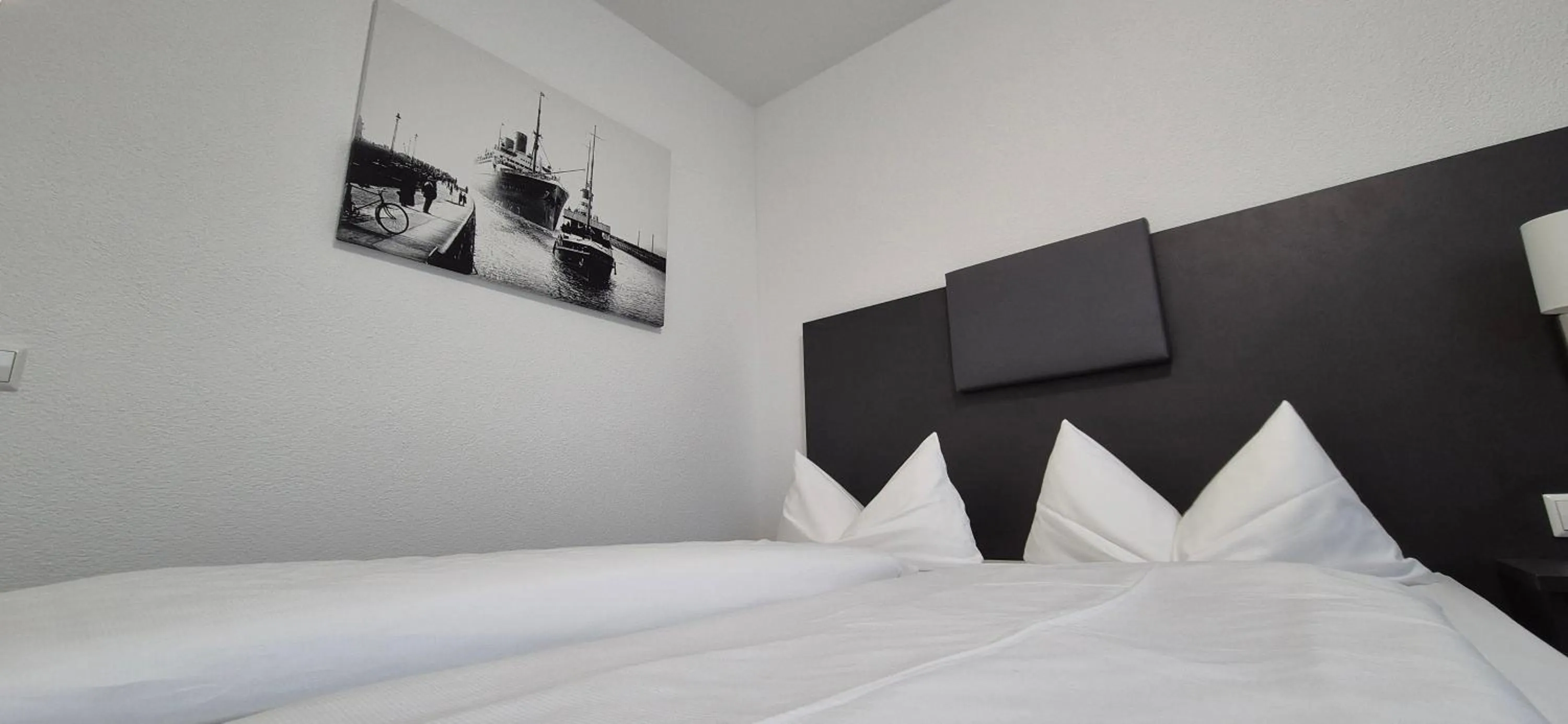 Photo of the whole room, Bed in Melvi Hotel Göppingen