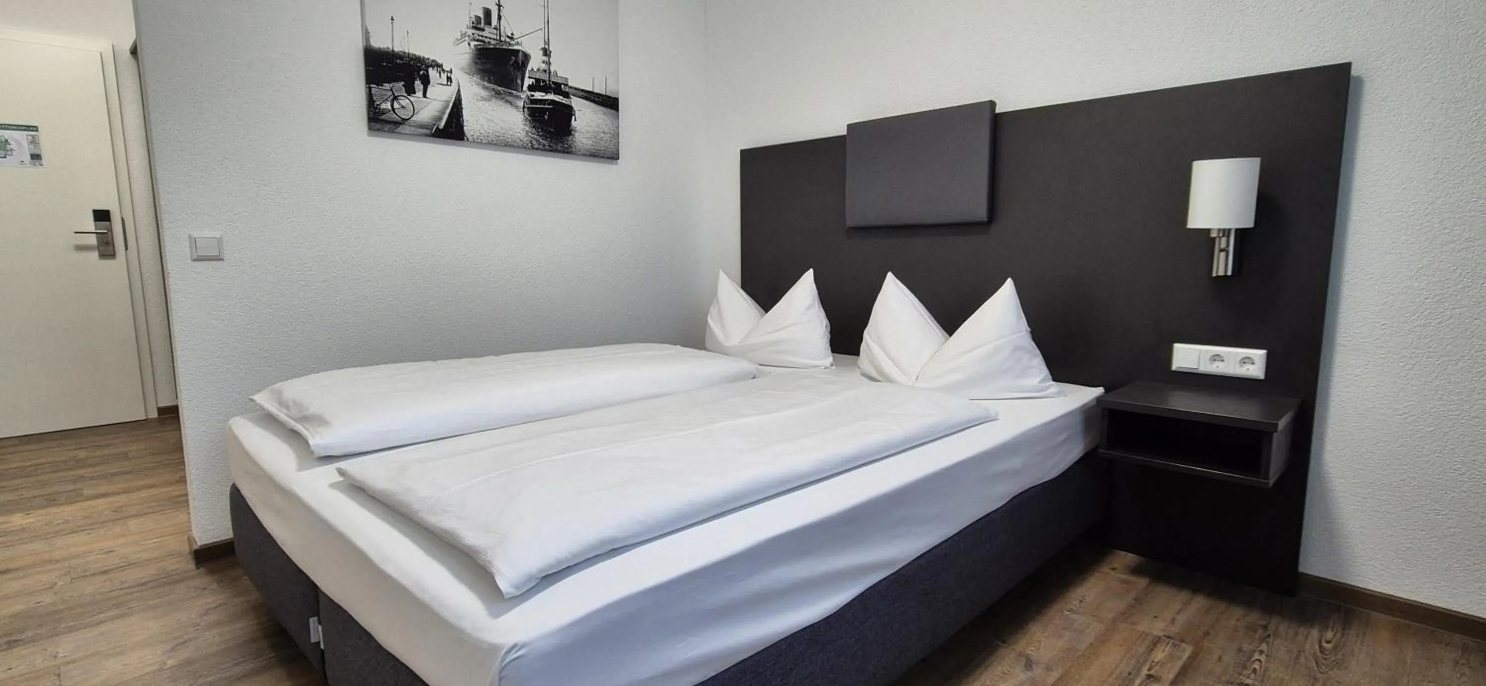 Photo of the whole room, Bed in Melvi Hotel Göppingen