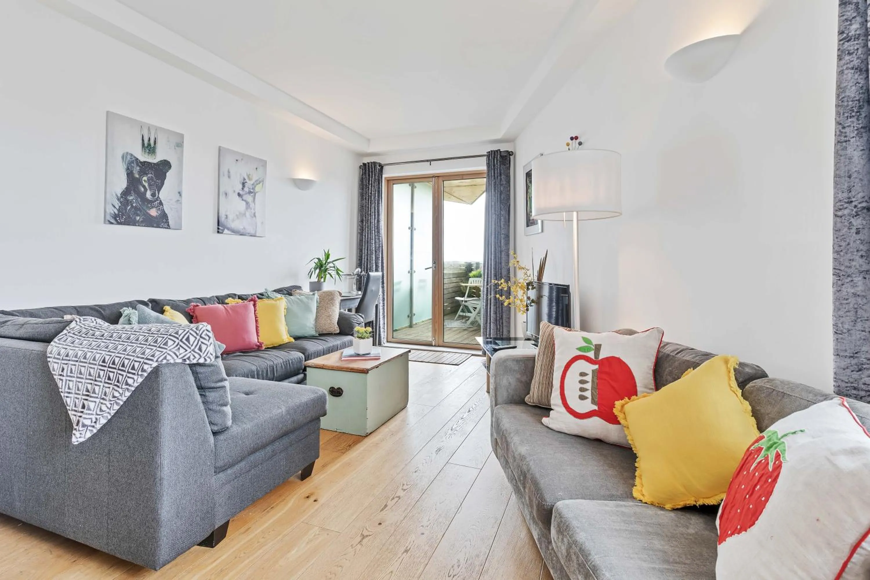 Living room in Panoramic Pad with Free Parking - By My Getaways