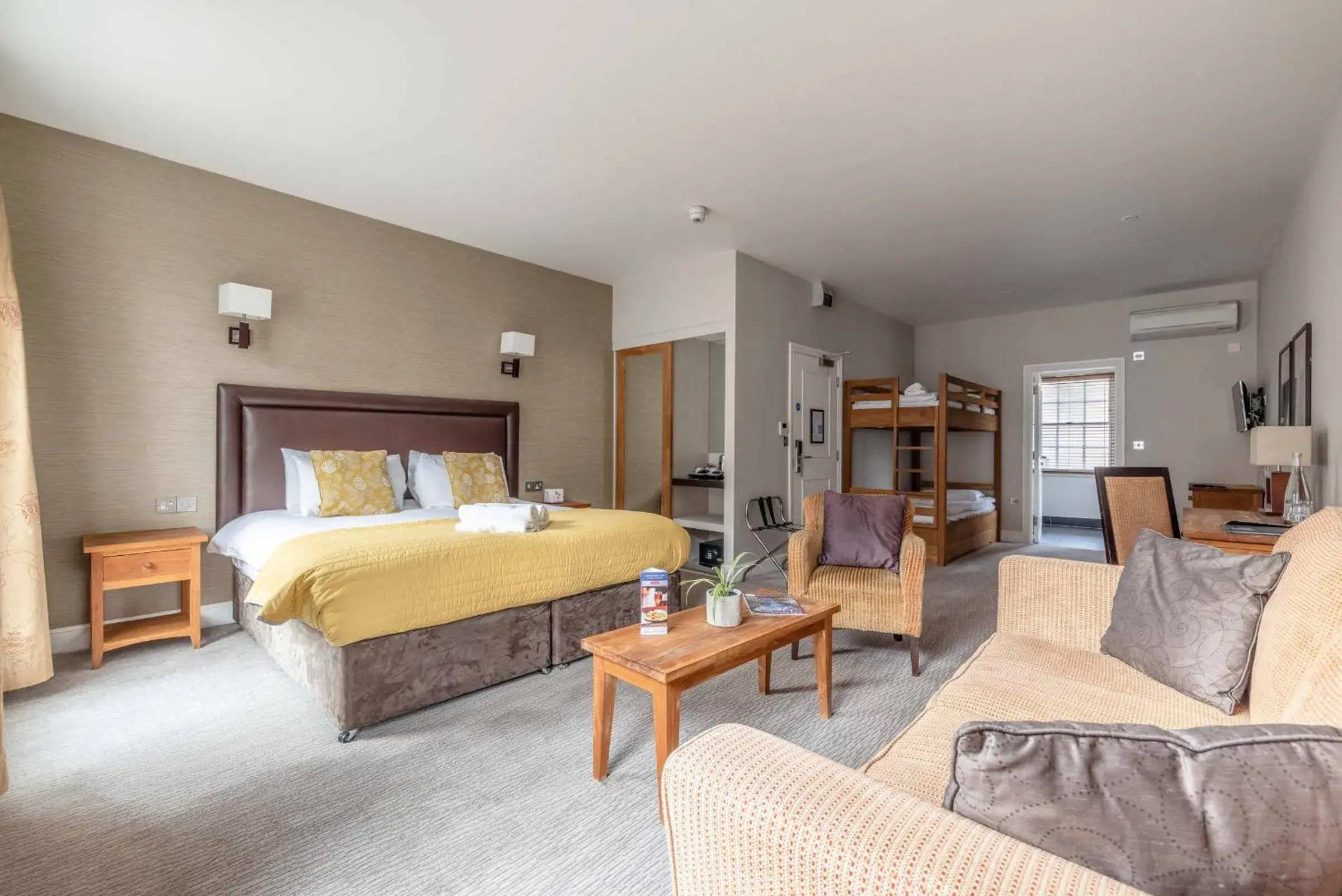 Family Room with Private Bathroom in Goswell House Hotel central Windsor Family Room with Private Bathroom in Goswell House Hotel central Windsor