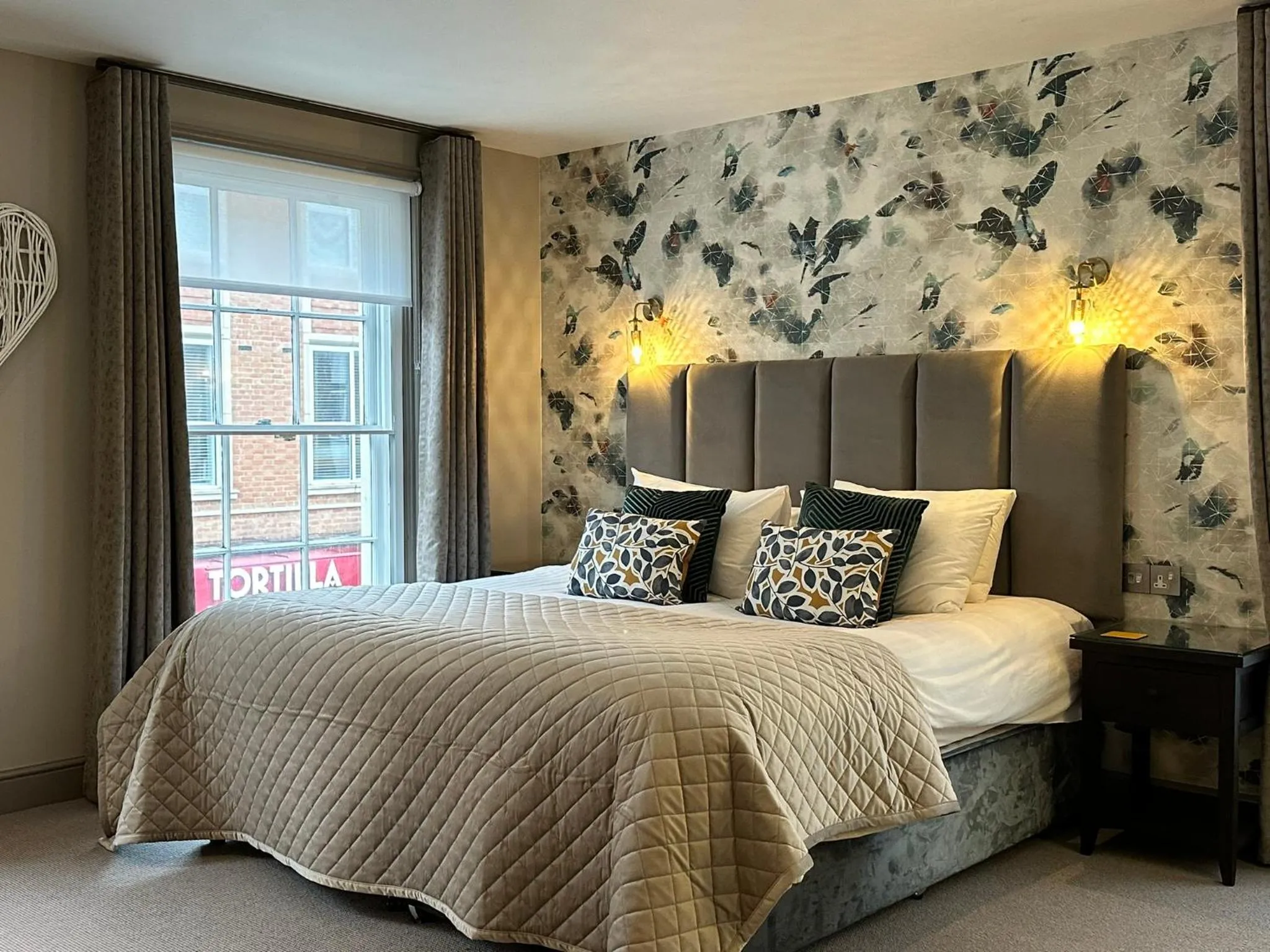 Bed in Goswell House Hotel central Windsor