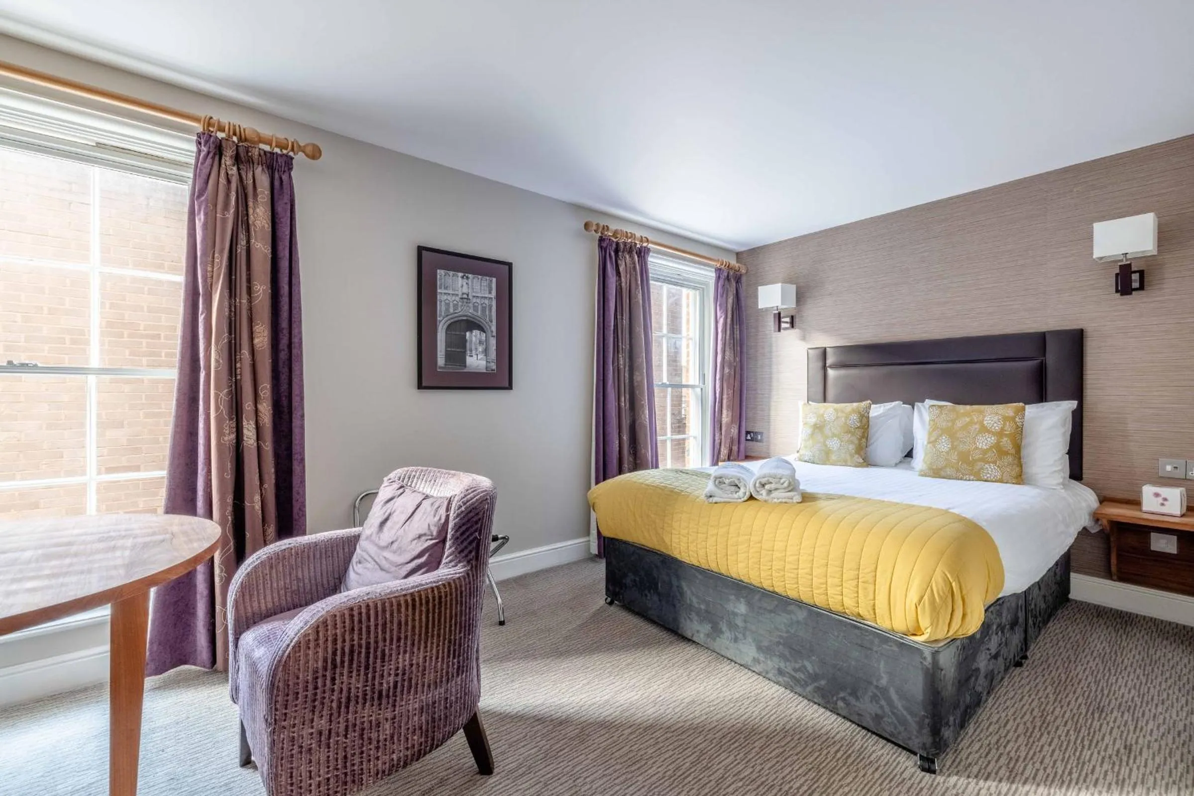 Bed in Goswell House Hotel central Windsor