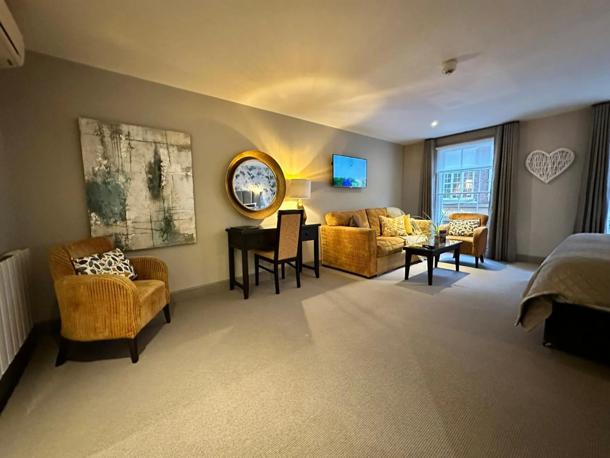 Seating area, Bed in Goswell House Hotel central Windsor