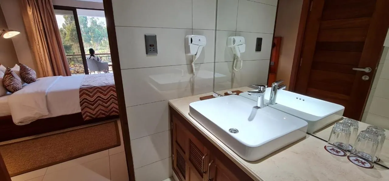 towels, Bed in Kampala Nile Resort