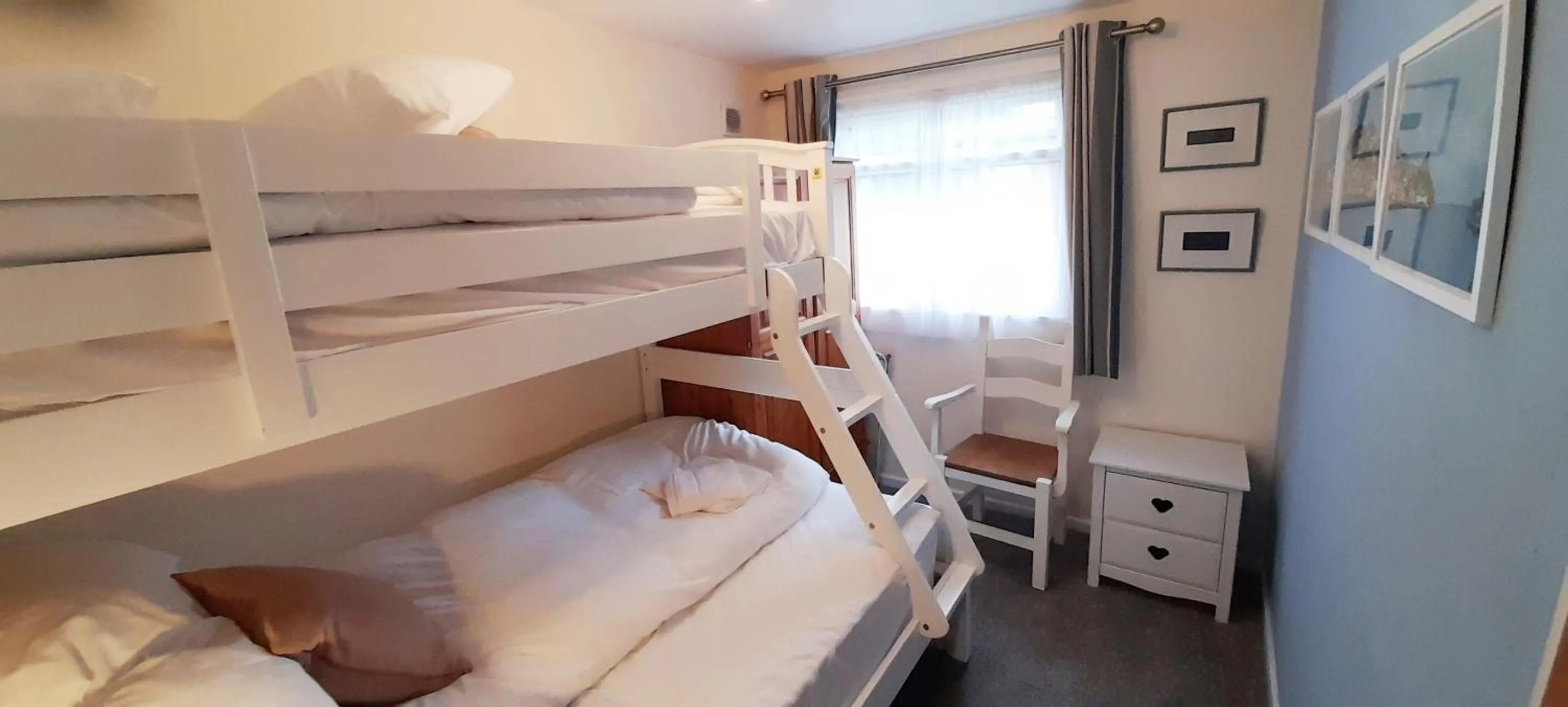 Bedroom, Bed in Sheena's Dartmouth Chalets