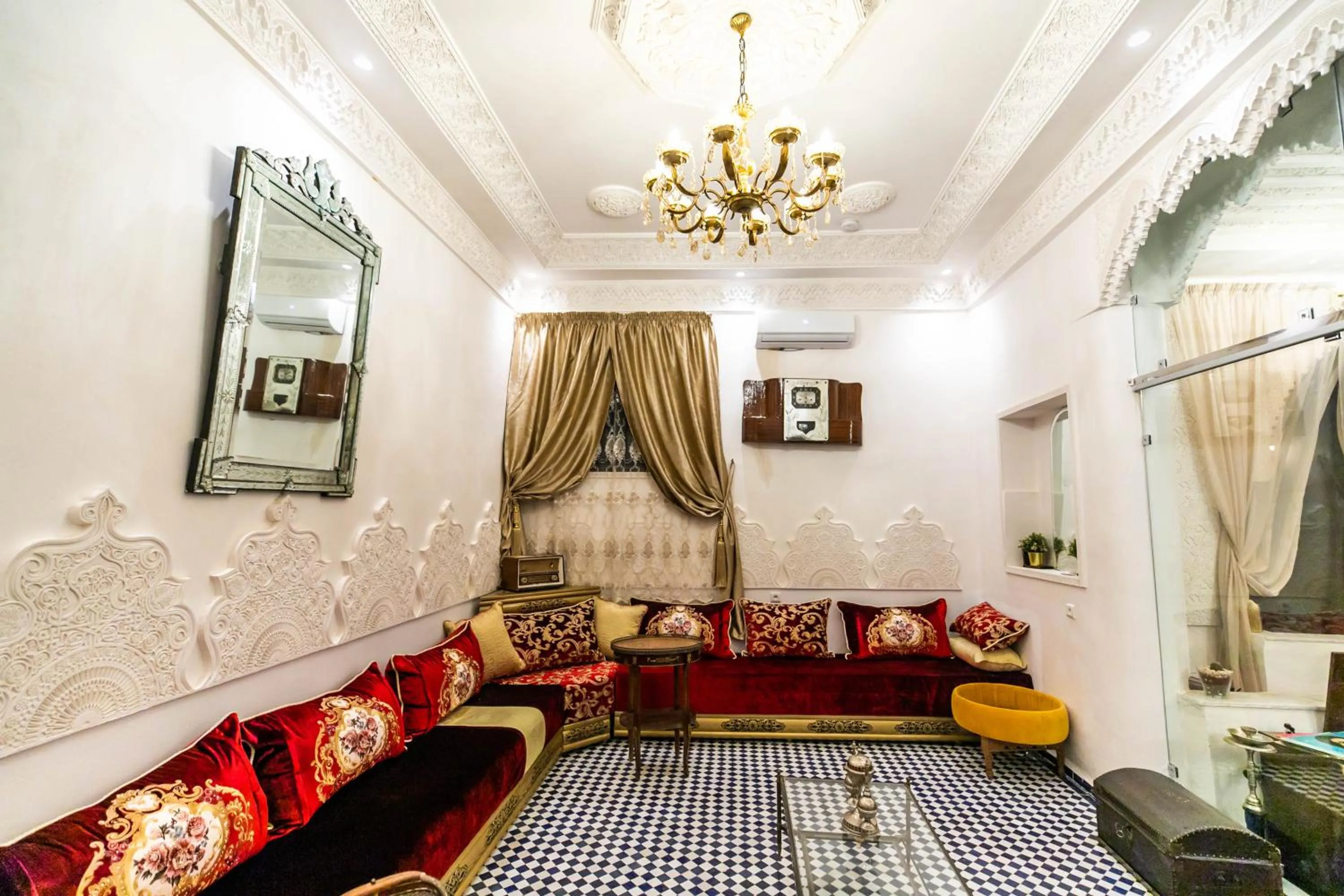 Restaurant/places to eat in Palais Shazam & SPA