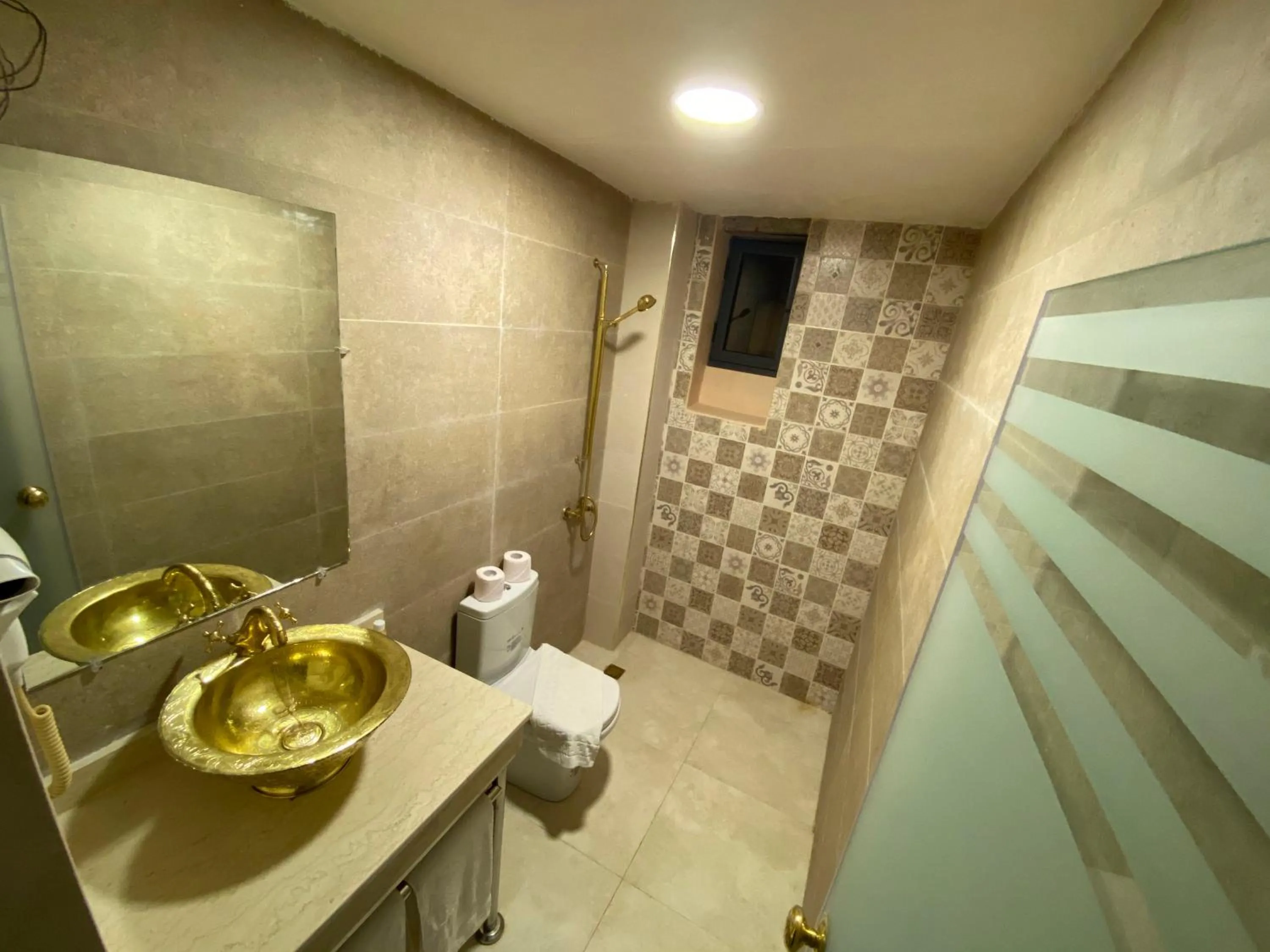 Bathroom in Palais Shazam & SPA