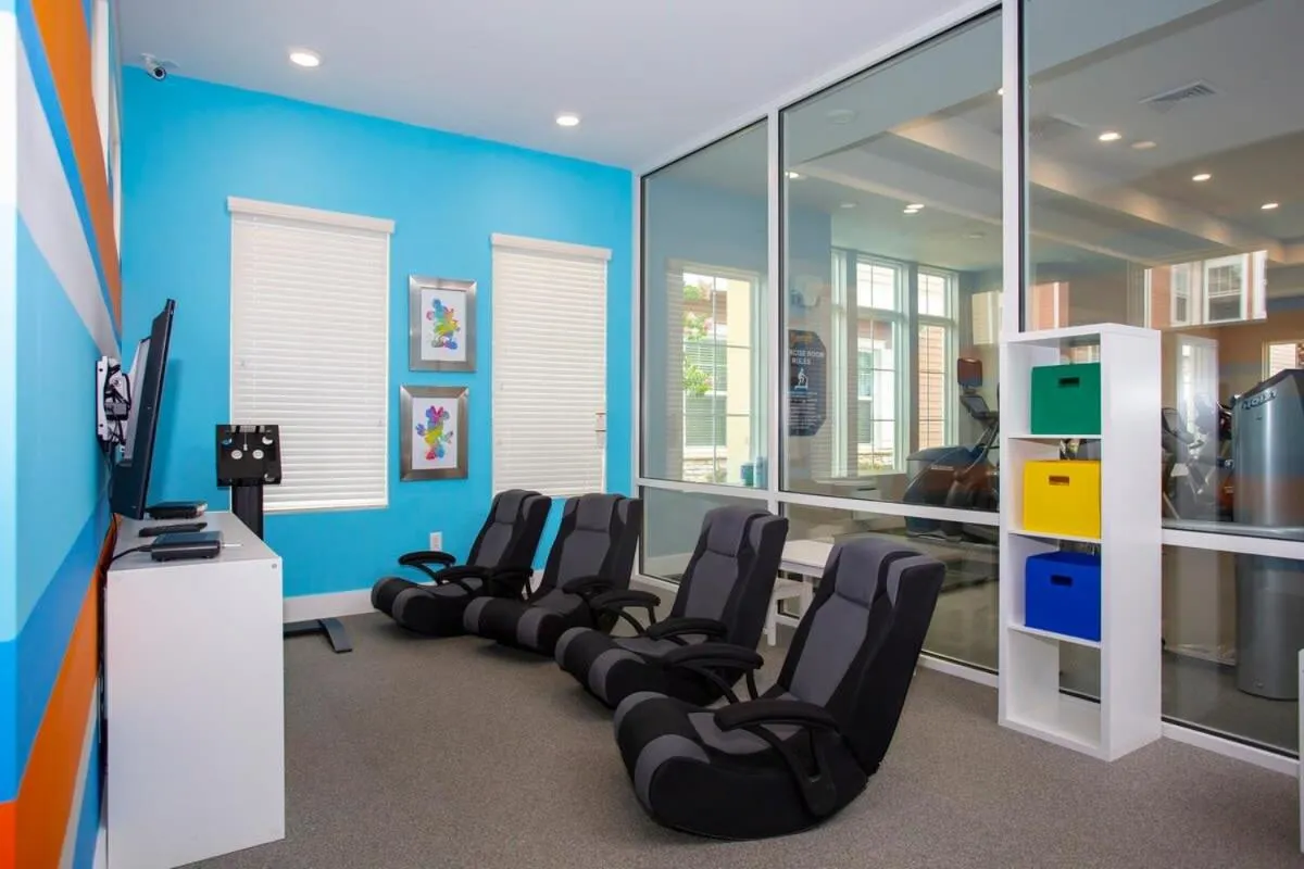 Gorgeous 4 Bedroom Family Friendly Close to Disney 7573