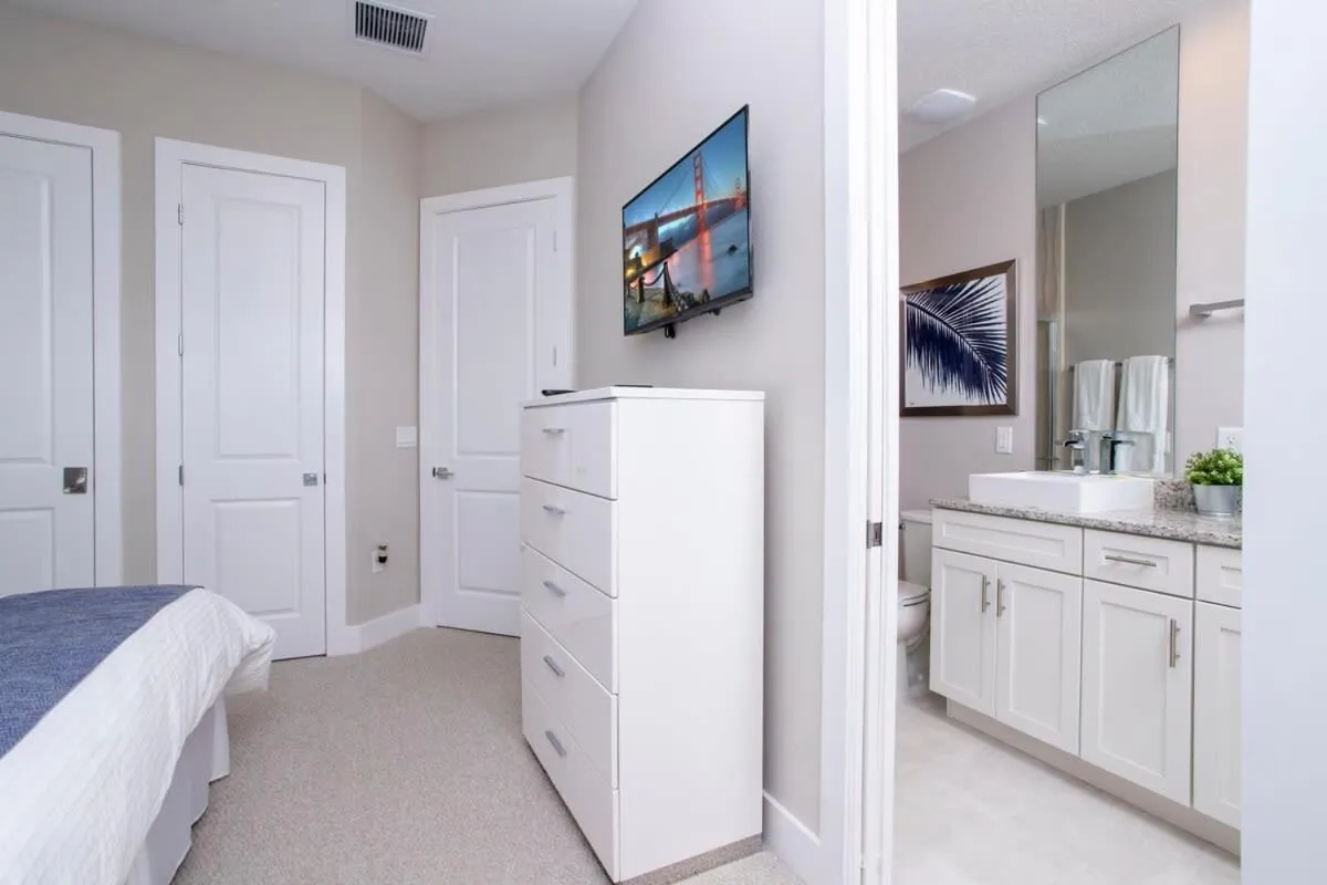 Bed in Gorgeous 4 Bedroom Family Friendly Close to Disney 7573