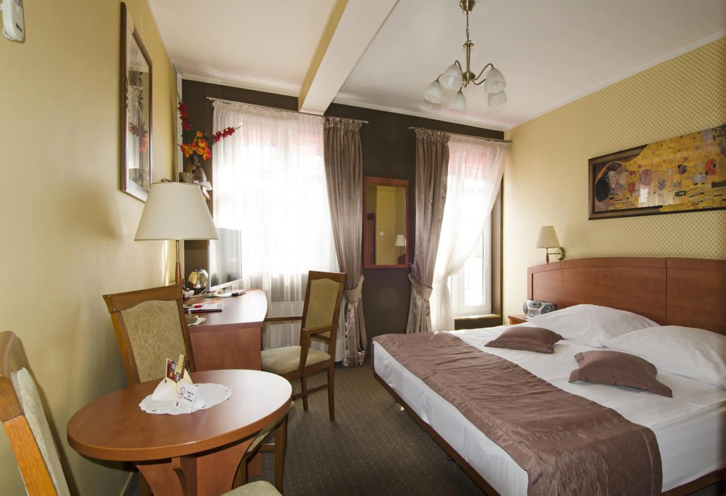 Seating area, Bed in Hotel Atrium