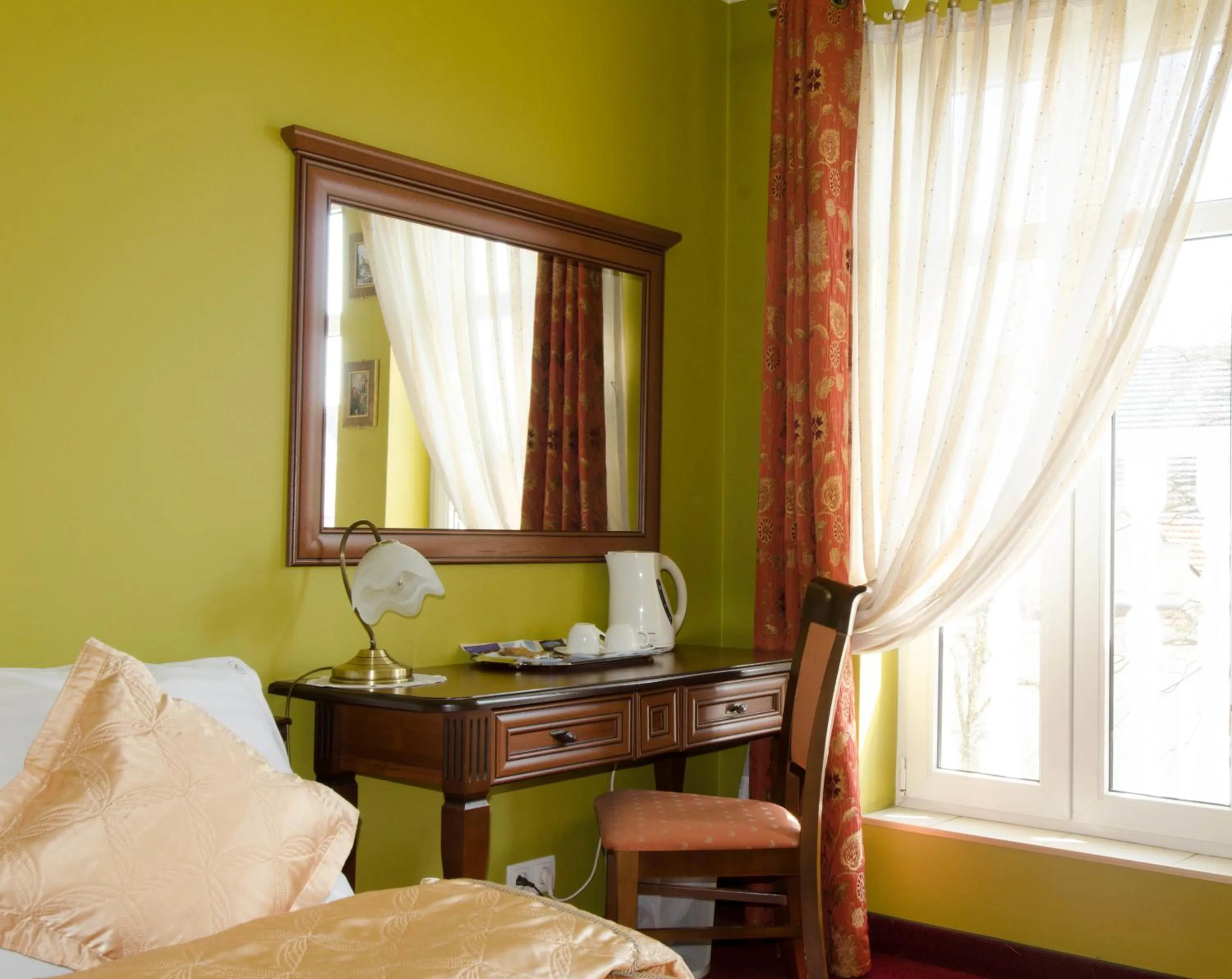 Coffee/tea facilities, Bed in Hotel Atrium