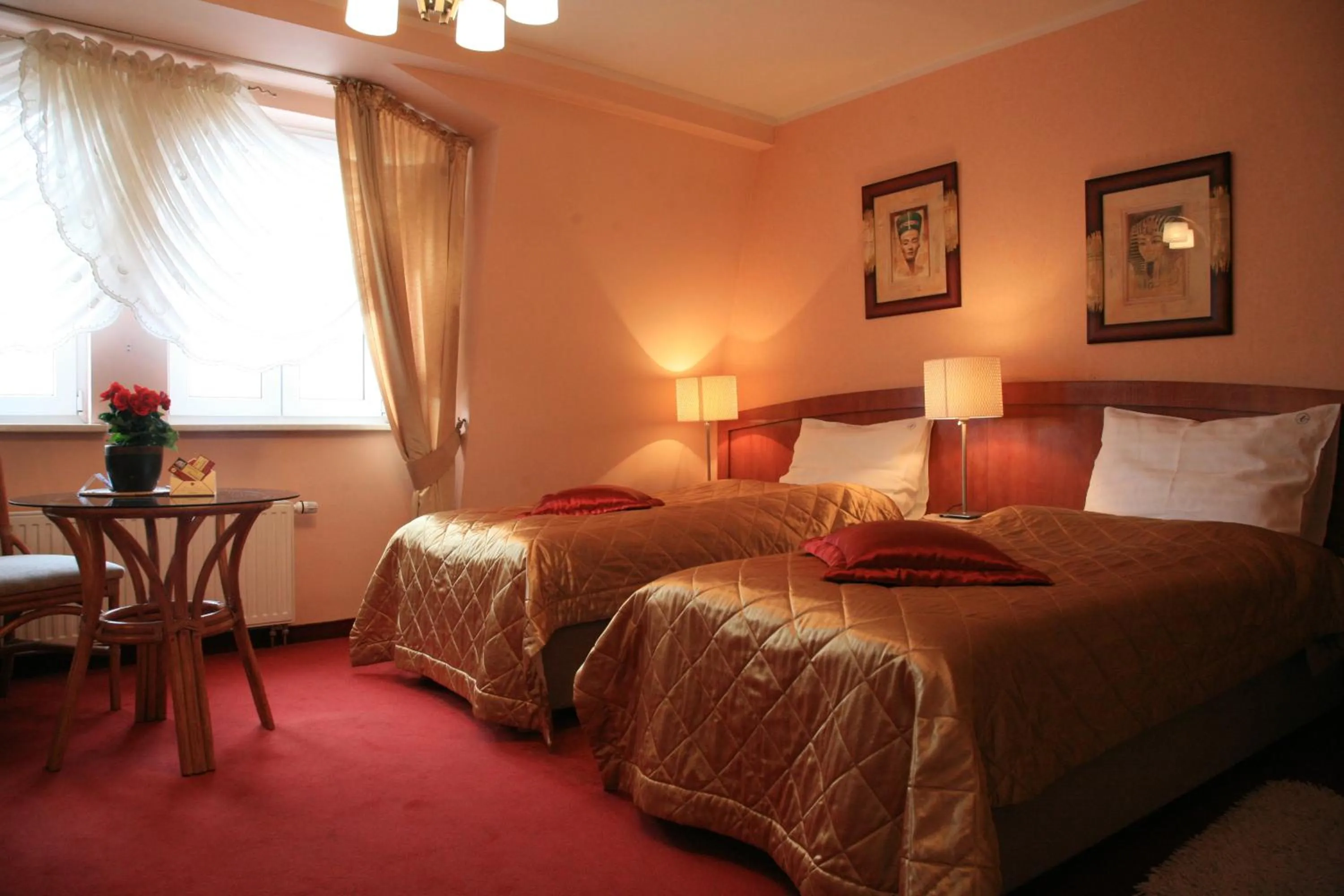 Seating area, Bed in Hotel Atrium