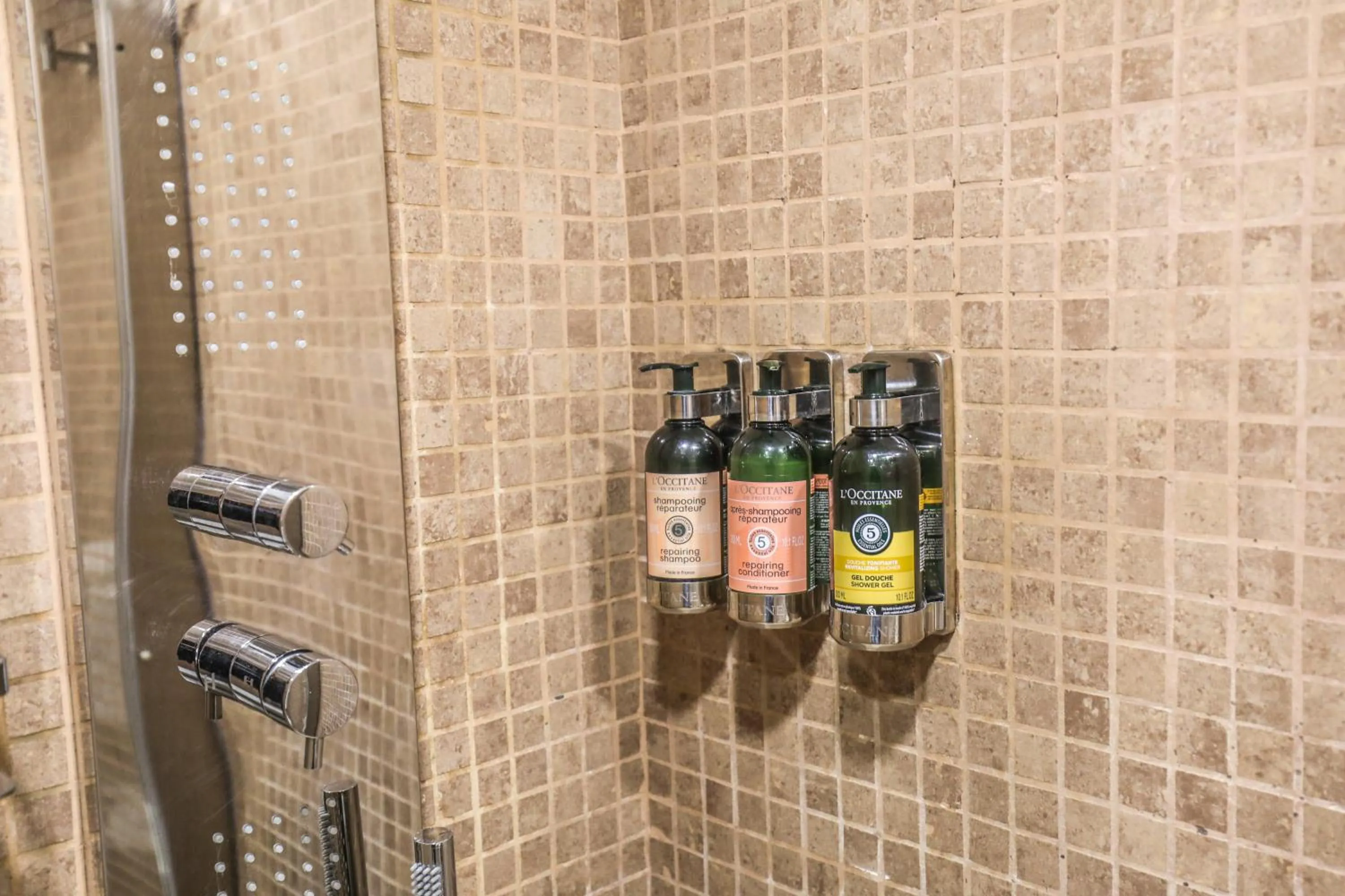 Shower in Sanfelice 33 Luxury Suites