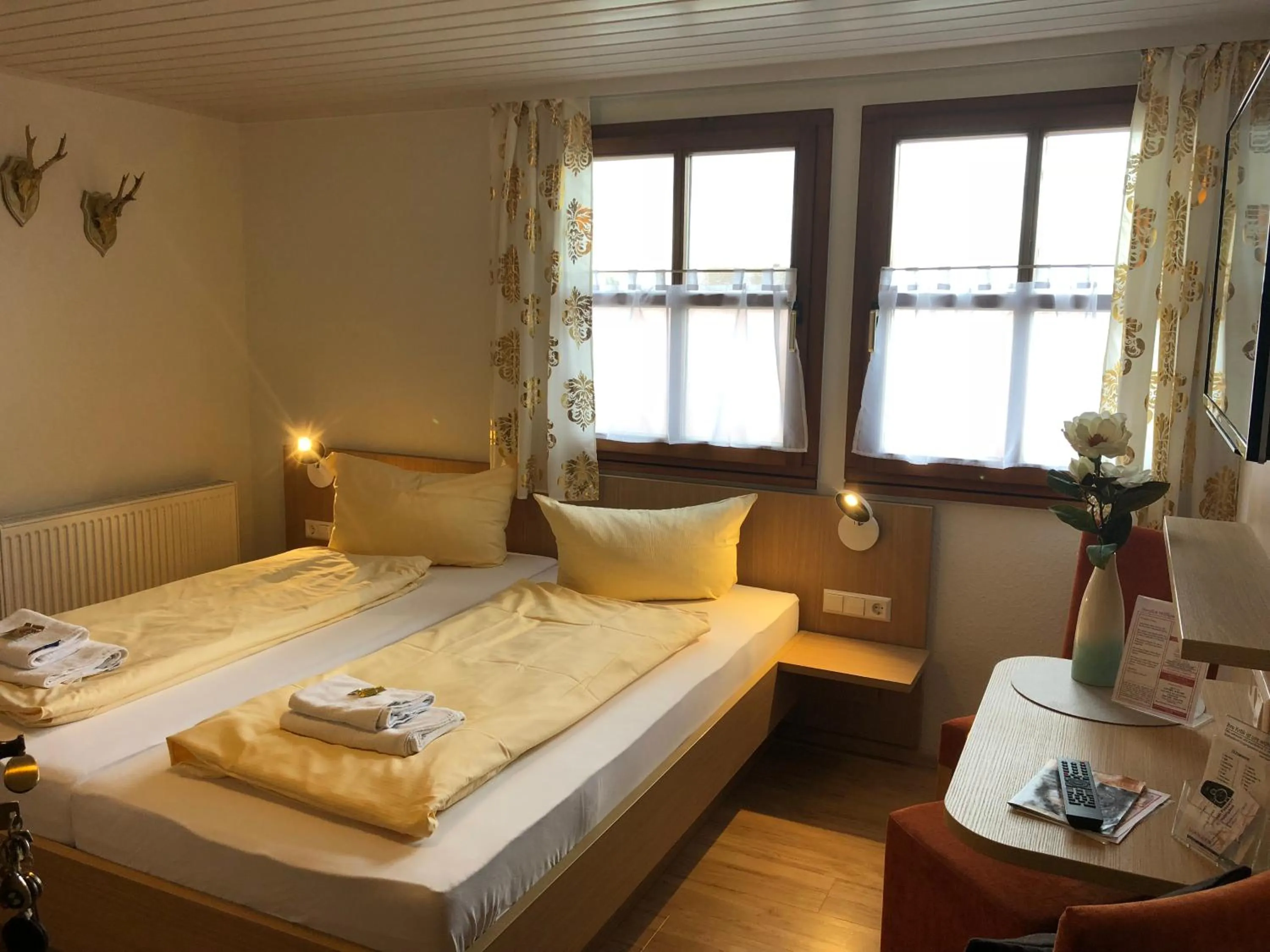 Bed in Hotel - Restaurant Hirschen - Werneths Landgasthof beim Europa- Park Rust