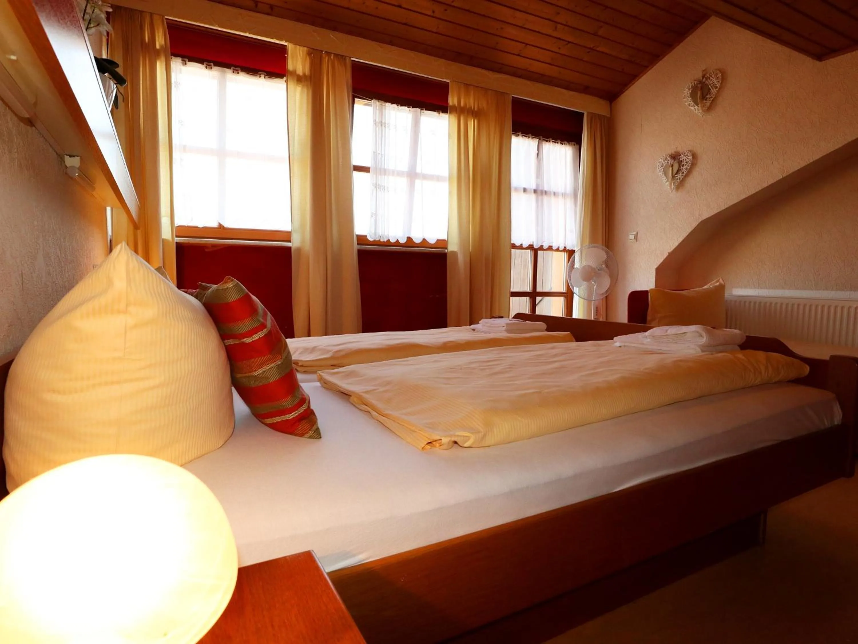 Bedroom, Bed in Hotel - Restaurant Hirschen - Werneths Landgasthof beim Europa- Park Rust