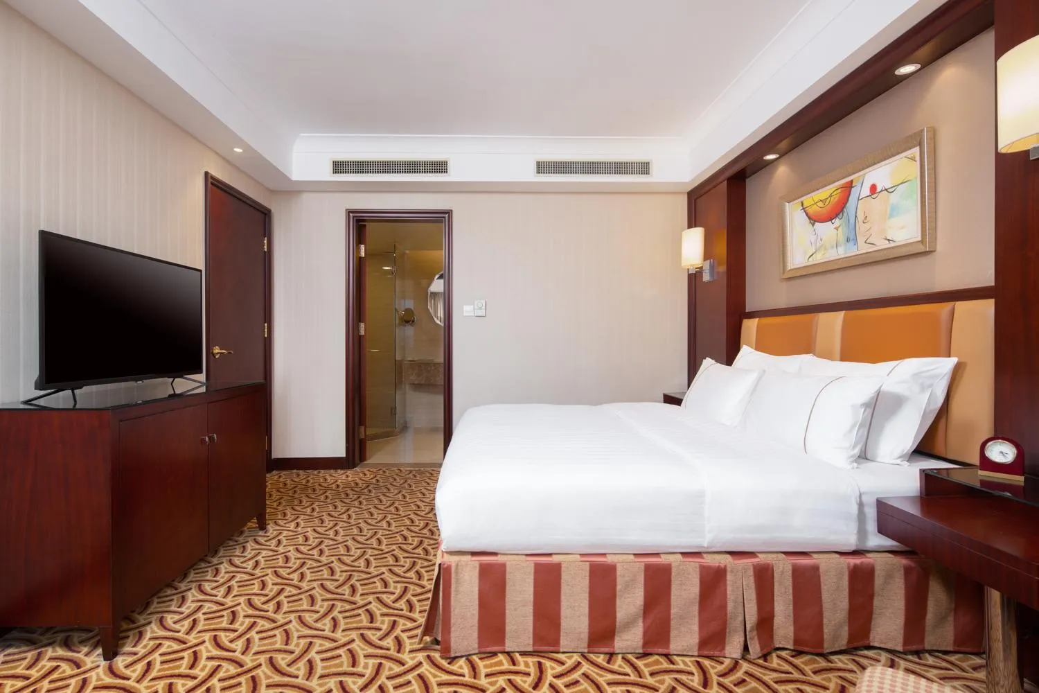 Photo of the whole room, Bed in Jianguo Hotel Shanghai