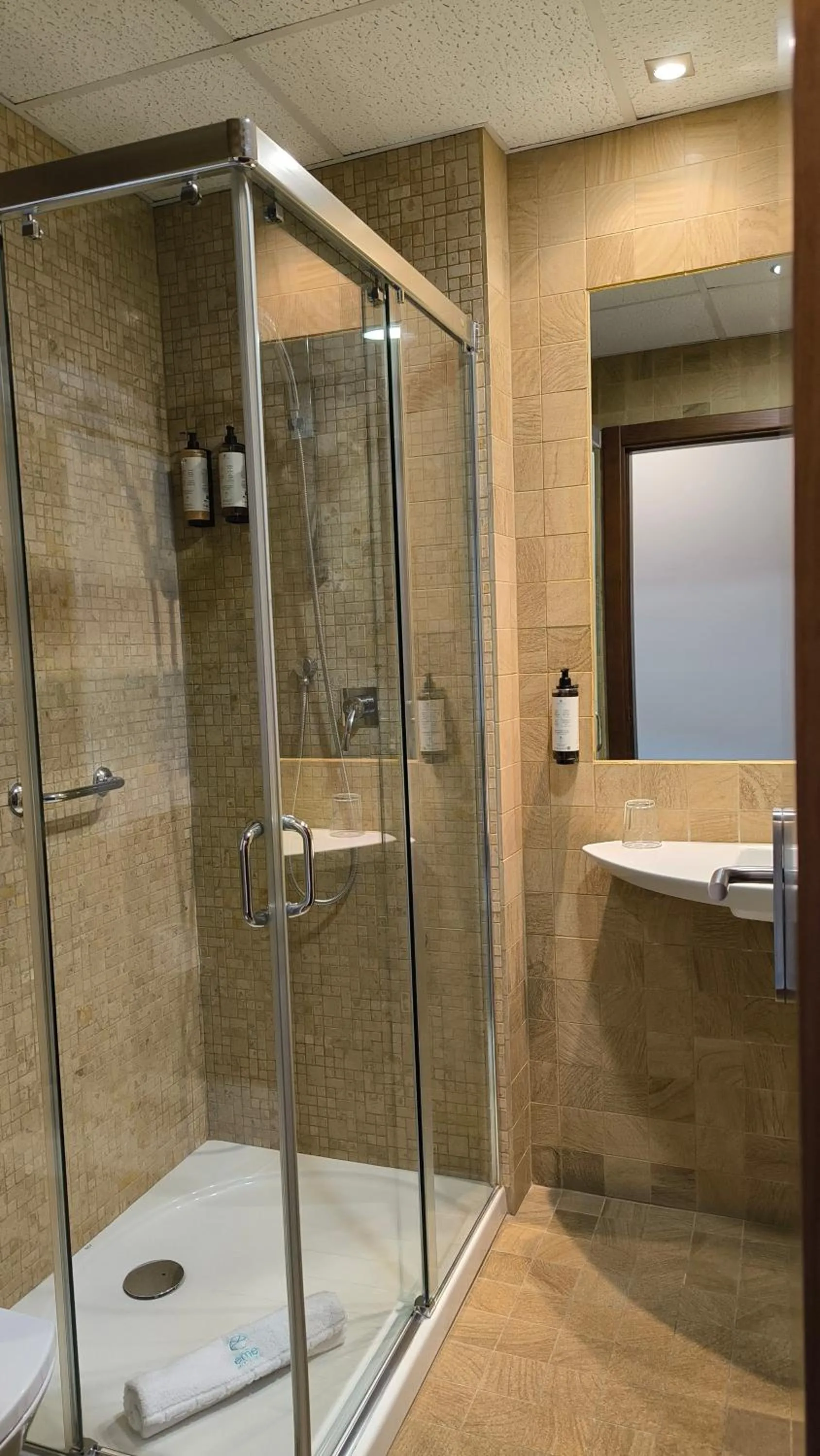 Shower in Hotel Baeza Monumental by eme hoteles