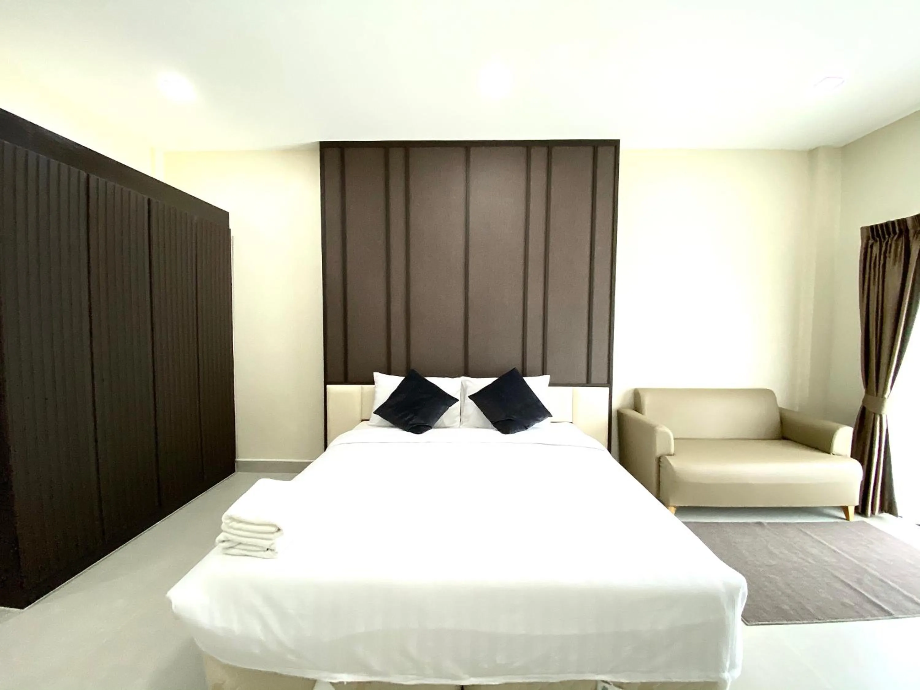 Bed in The Shade Residence