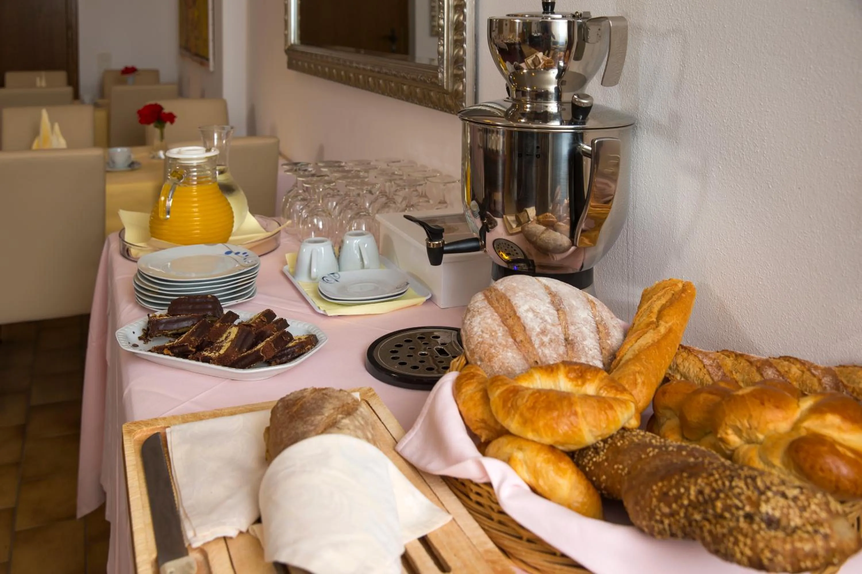 Buffet breakfast in Hotel Al Fiume