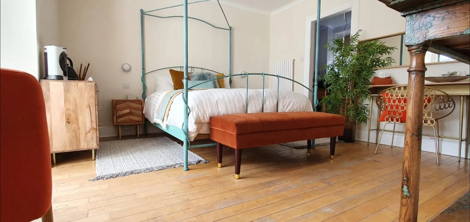 Bed in The Orange Fox Lux Room and Hot Tub at The Grumpy Schnauzer Guest House