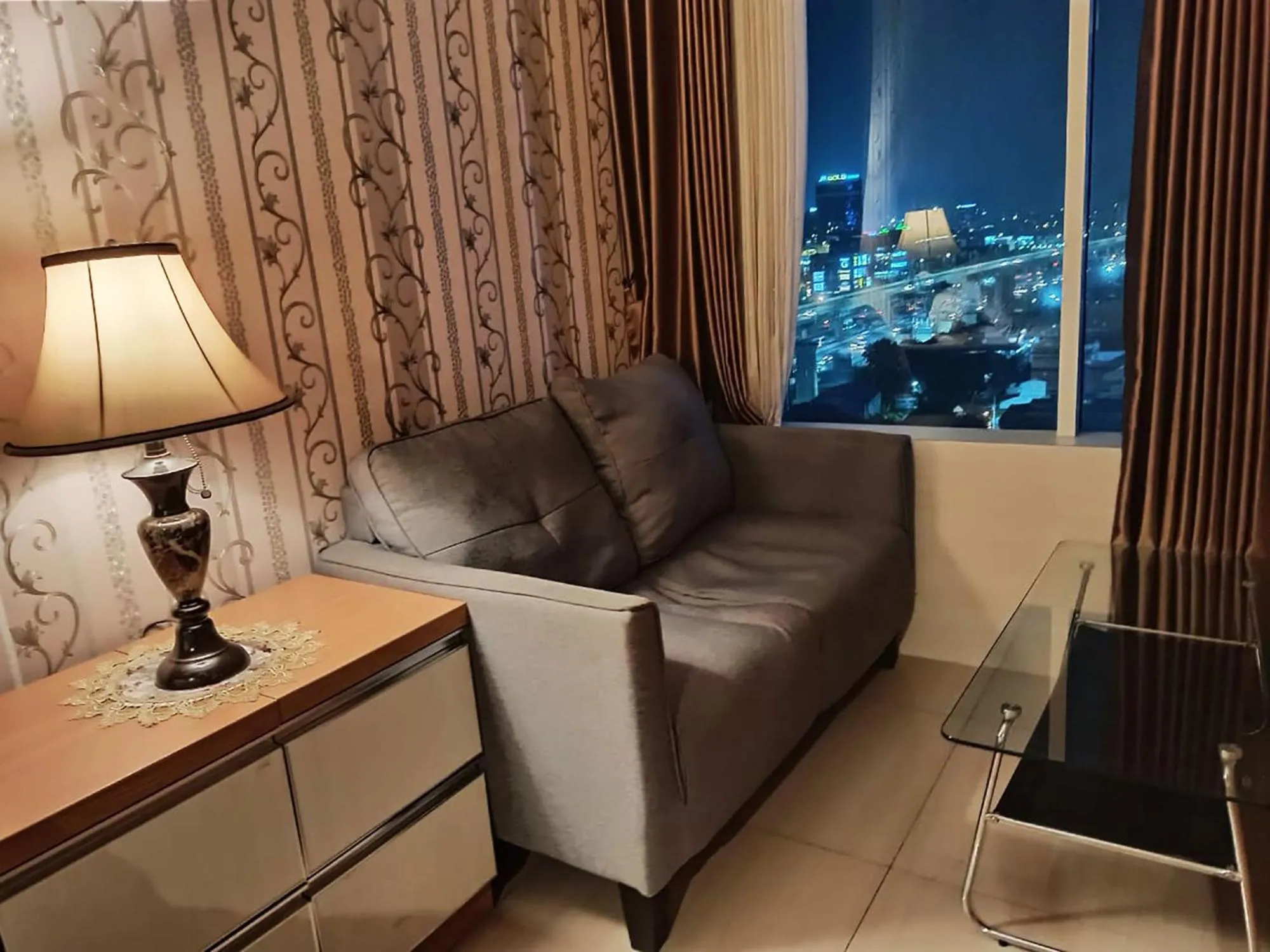 Seating area in Apartemen Grand Kamala Lagoon by 21 Room