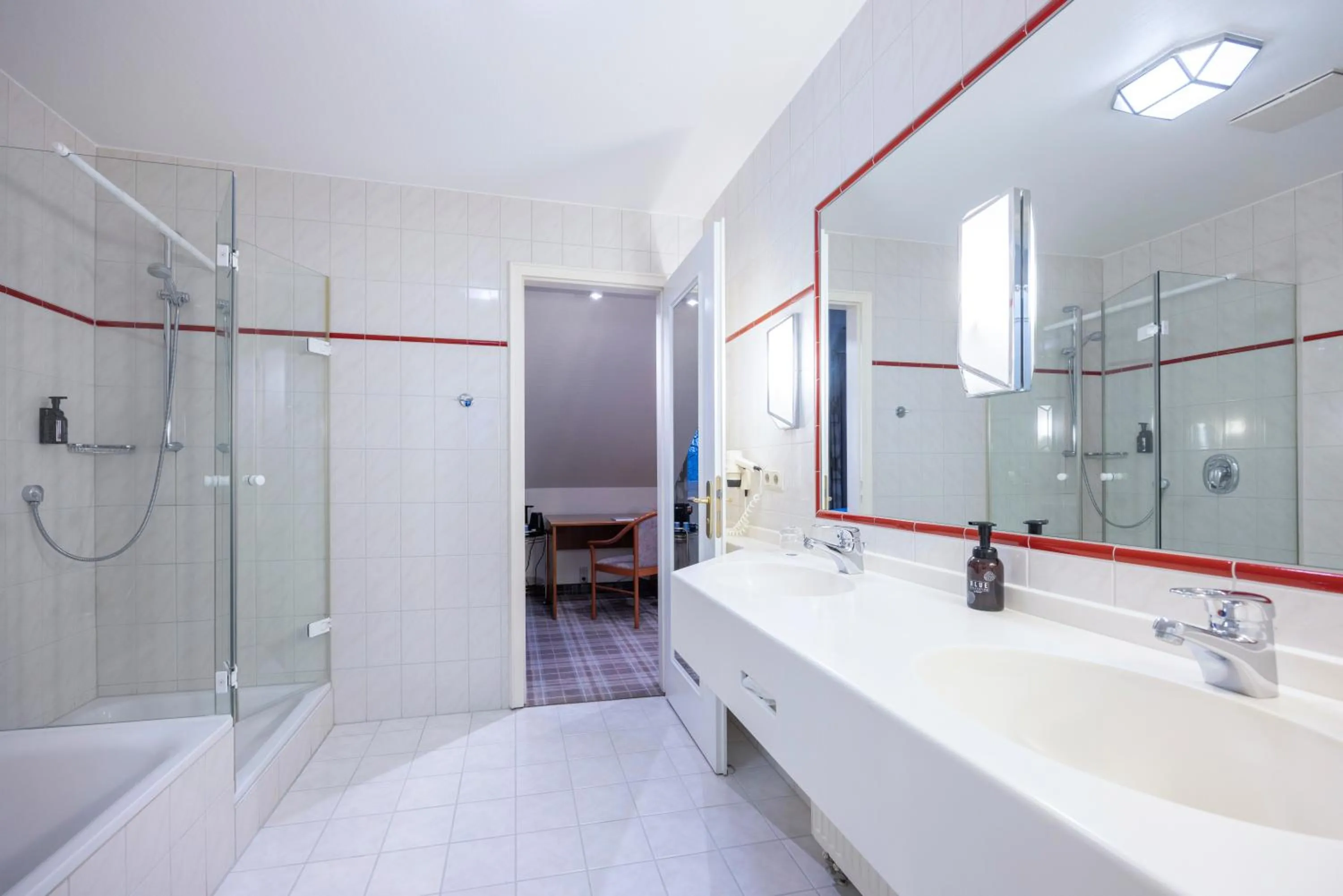 Bathroom in Fletcher Waldhotel Nordrhein-Westfalen