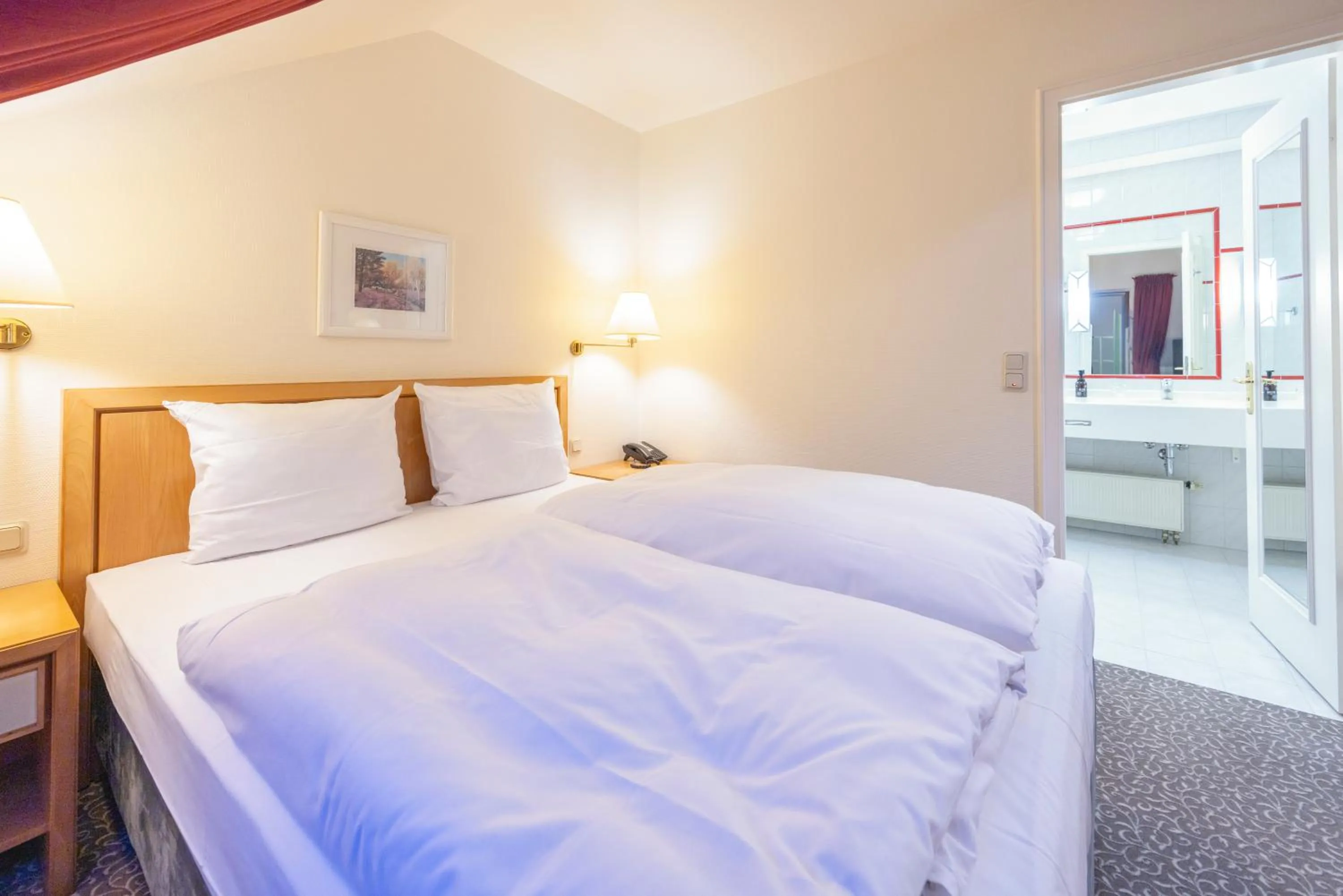 Photo of the whole room, Bed in Fletcher Waldhotel Nordrhein-Westfalen