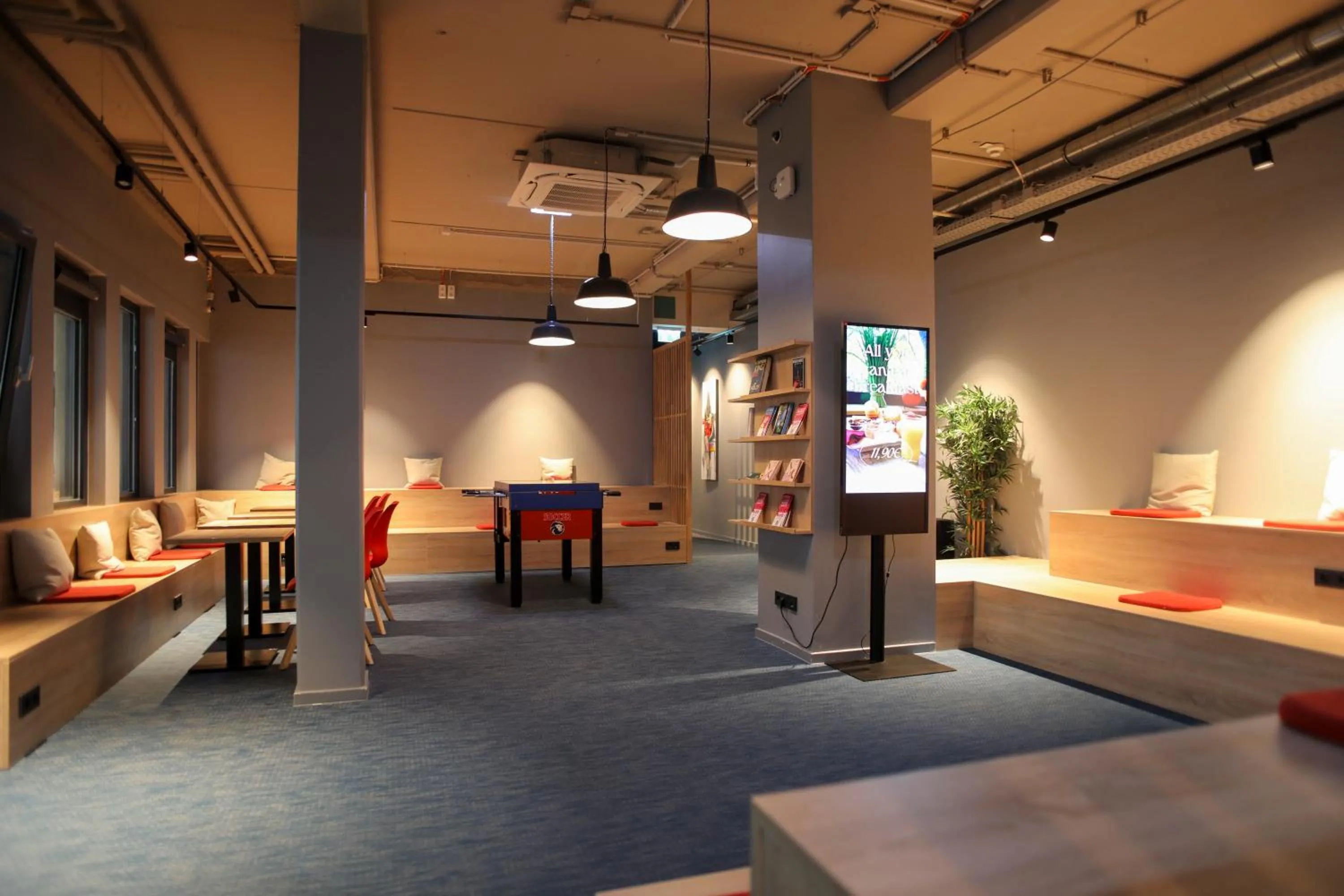 Communal lounge/ TV room in acama Hotel & Hostel Kreuzberg