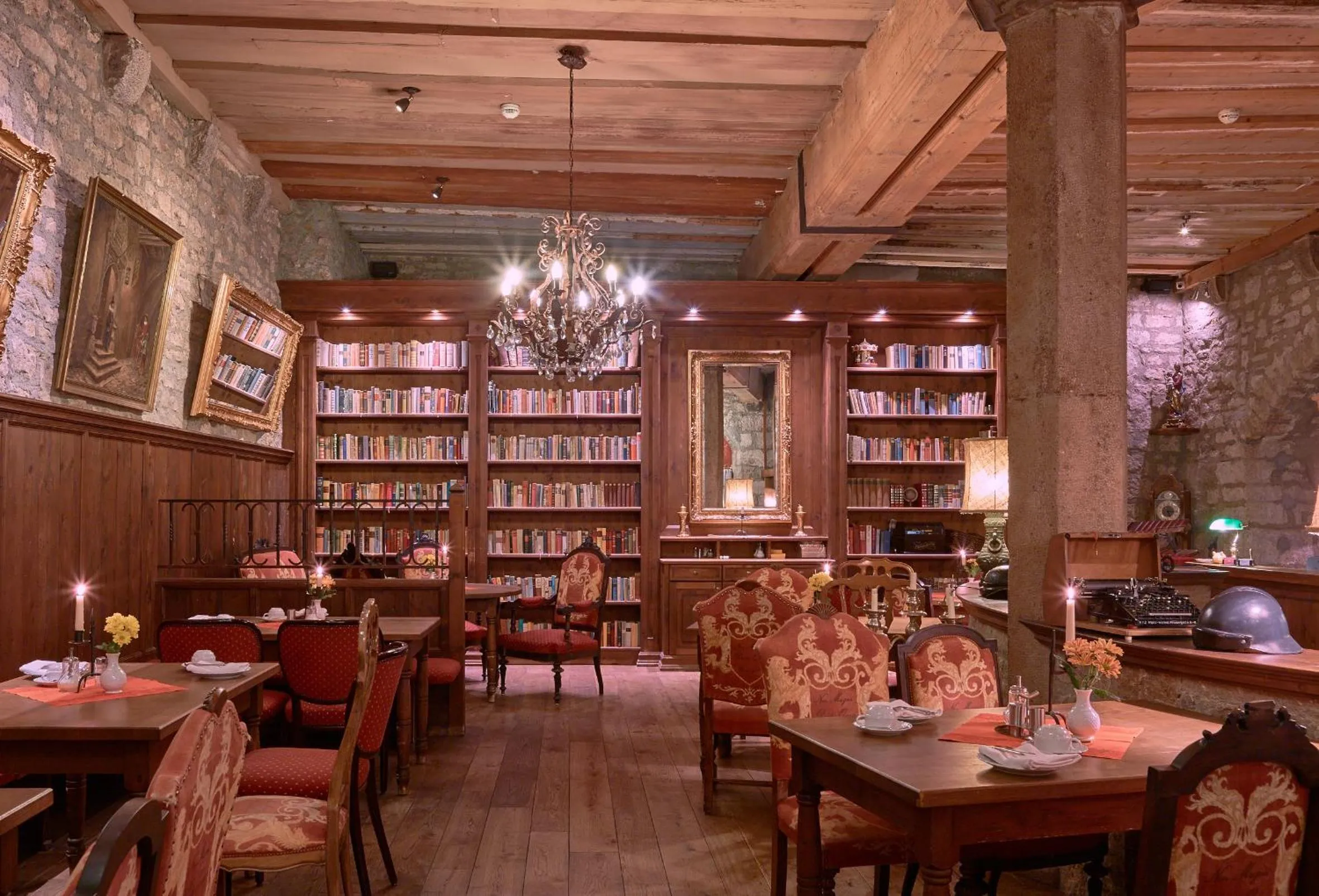 Restaurant/places to eat in Historik Hotel Gotisches Haus garni