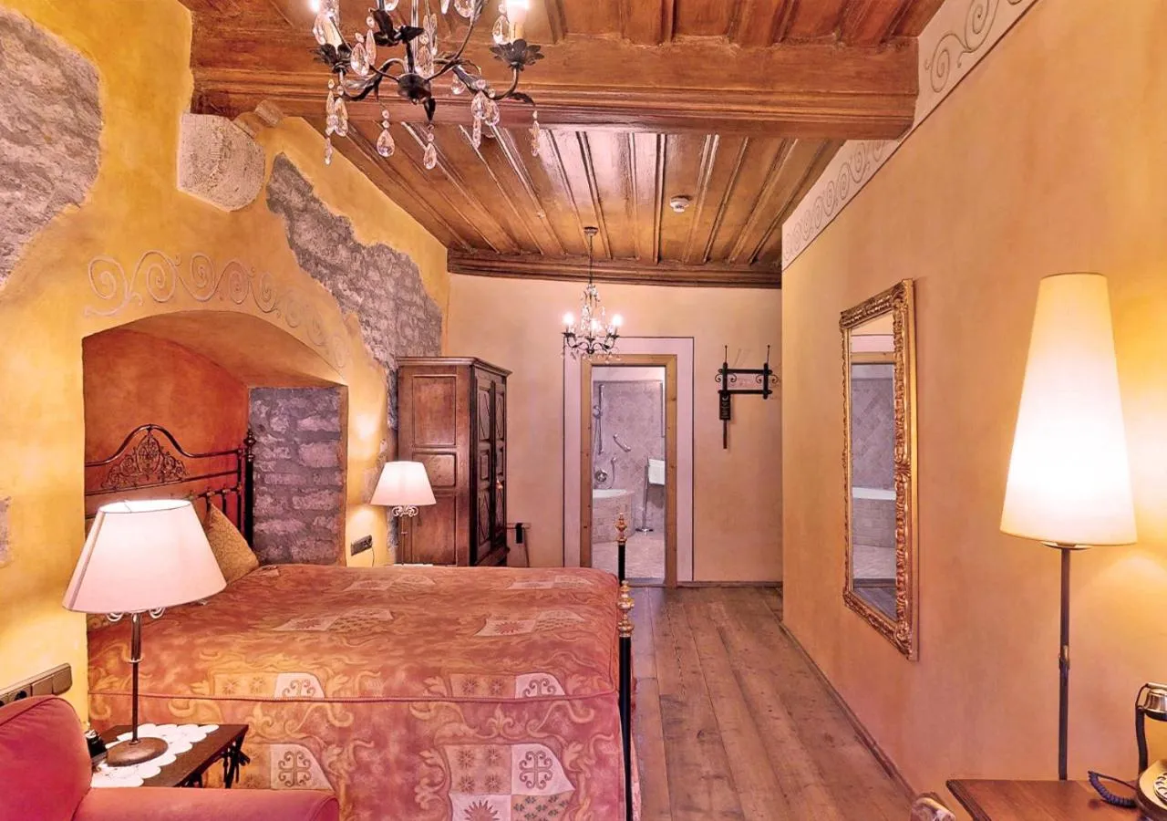 Bed in Historik Hotel Gotisches Haus garni