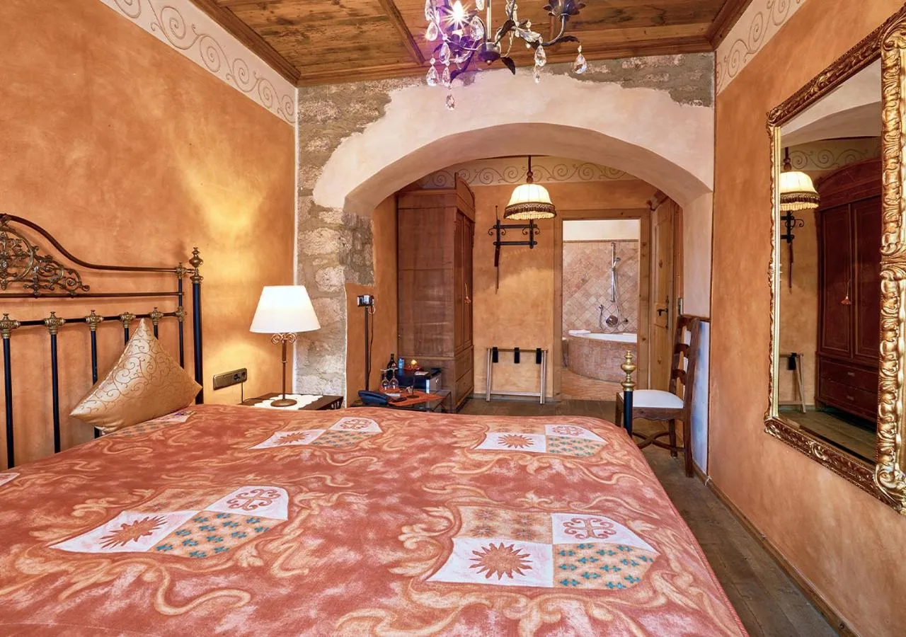 Bed in Historik Hotel Gotisches Haus garni