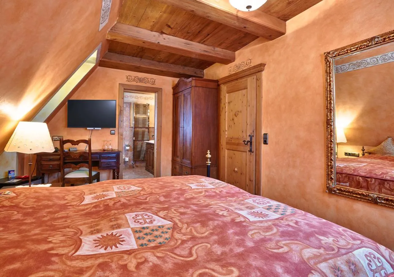 Bed in Historik Hotel Gotisches Haus garni